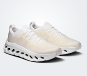 On Running Cloudtilt Moon Zendaya White Frost, sneaker blanche On Running Cloudtilt Moon associée à Zendaya avec technologie CloudTec Phase® et design futuriste.