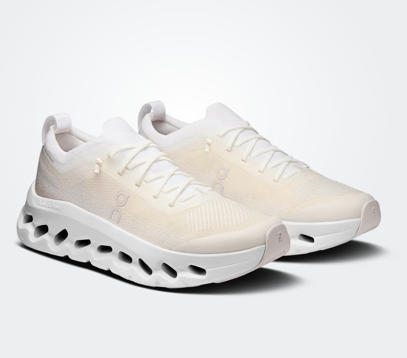 On Running Cloudtilt Moon Zendaya White Frost, sneaker blanche On Running Cloudtilt Moon associée à Zendaya avec technologie CloudTec Phase® et design futuriste.