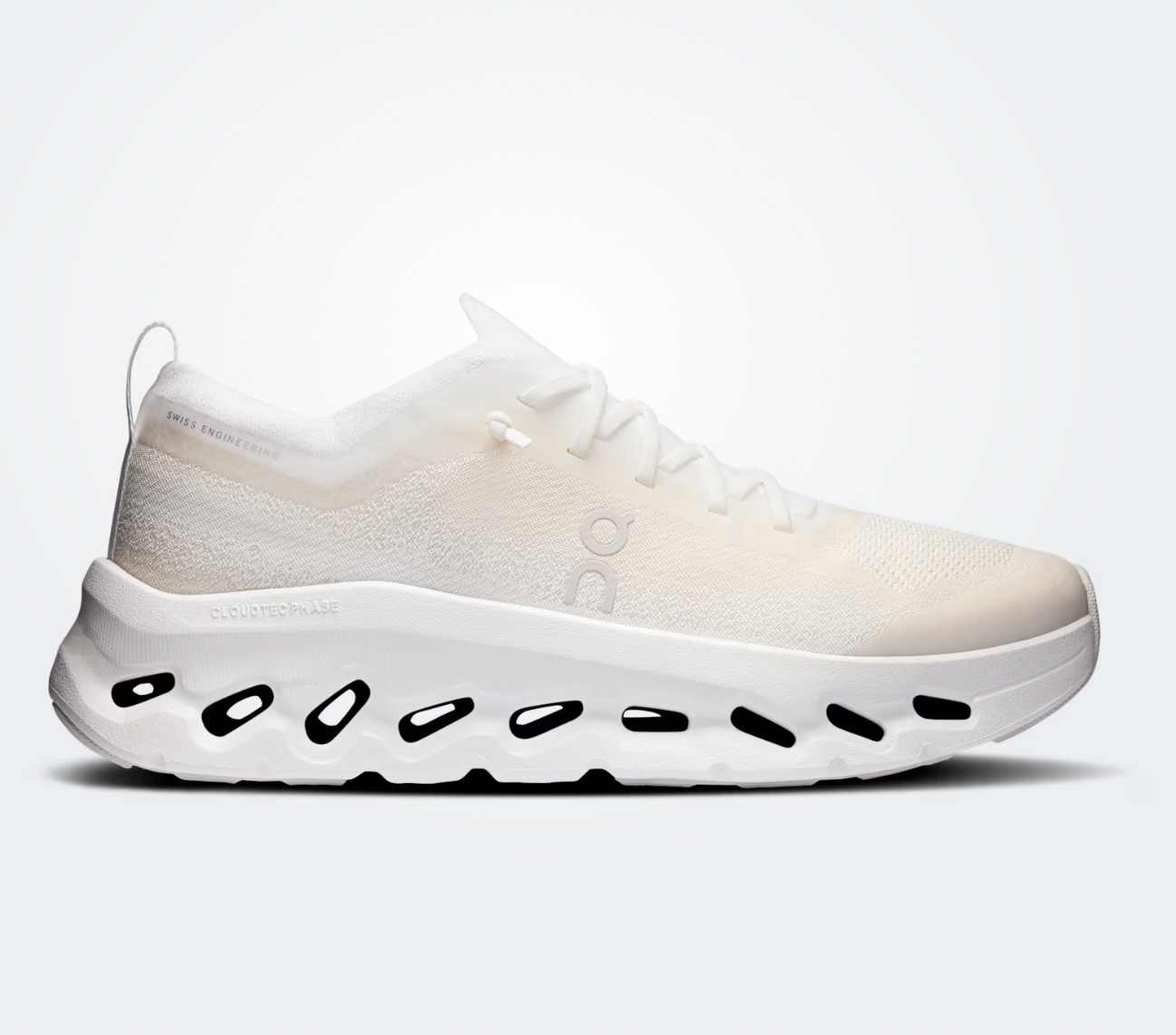 On Running Cloudtilt Moon Zendaya White Frost, sneaker blanche On Running Cloudtilt Moon associée à Zendaya avec technologie CloudTec Phase® et design futuriste.