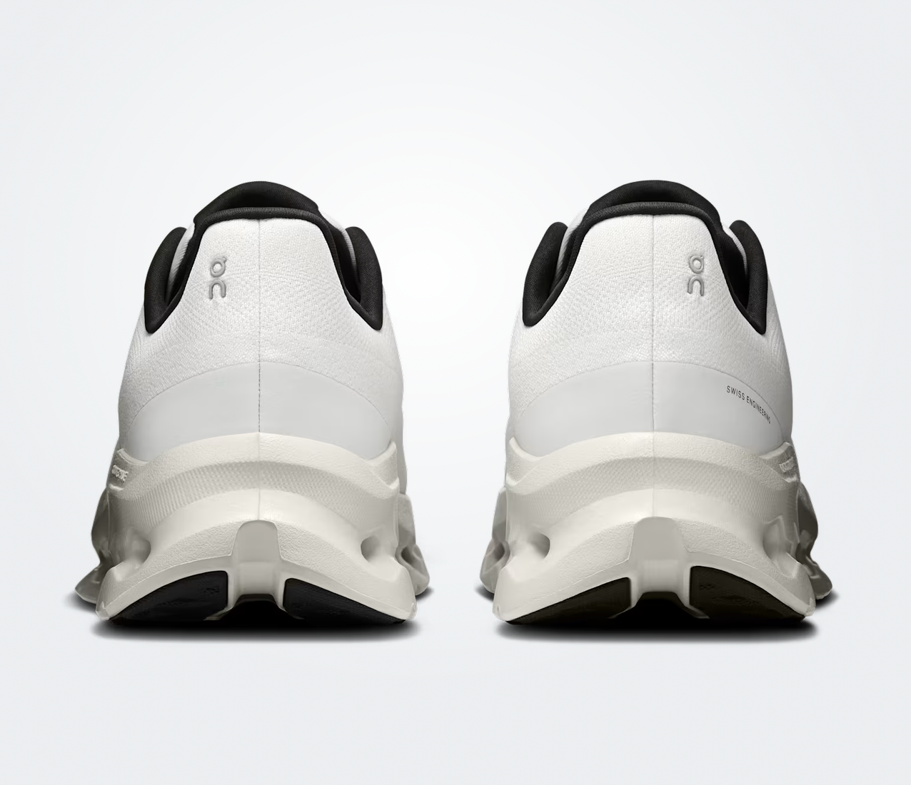 On Running Cloudtilt Pearl Ice, sneaker lifestyle blanc cassé et gris clair équipée des technologies CloudTec Phase® et Helion™ offrant un confort optimal.