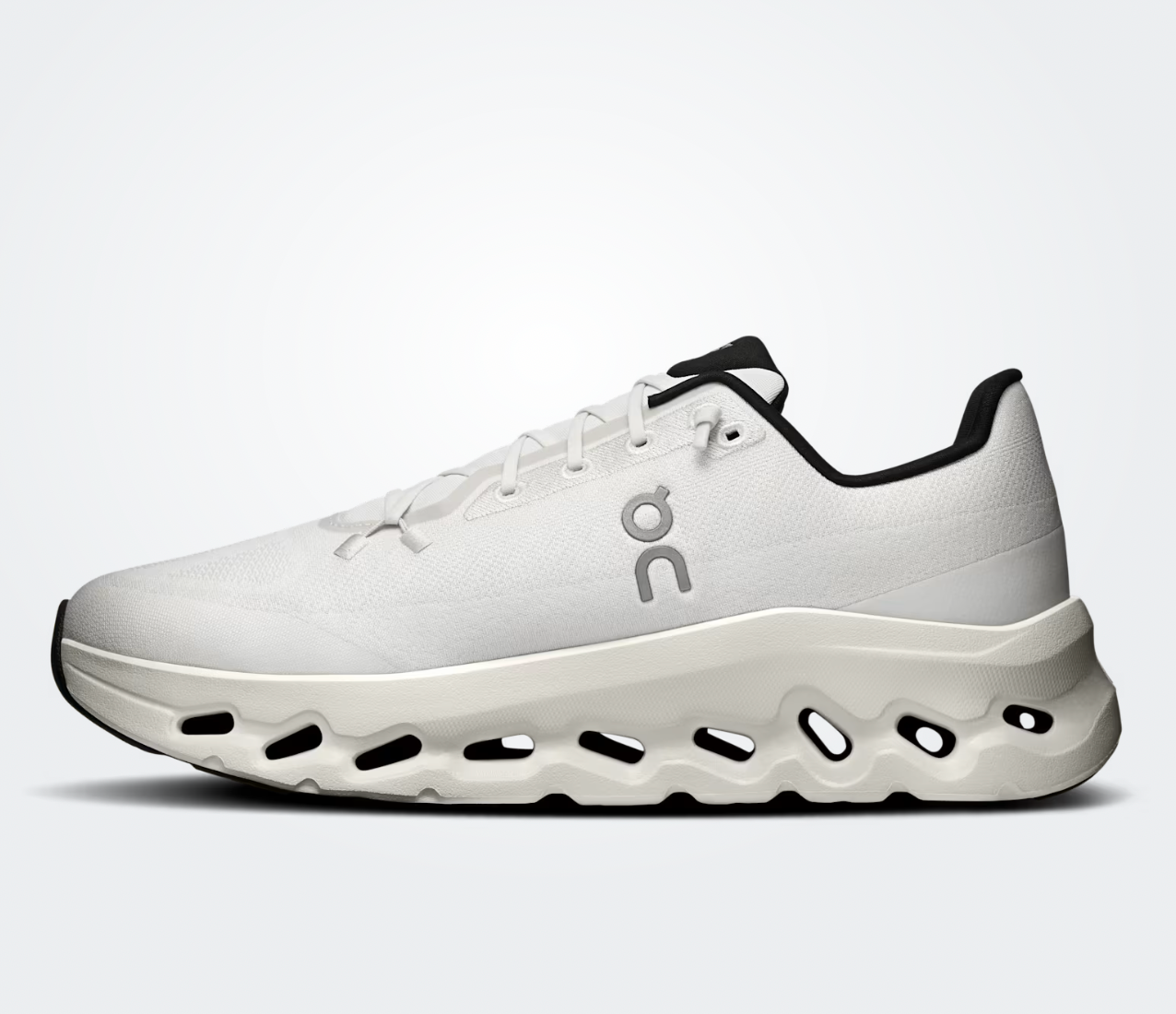 On Running Cloudtilt Pearl Ice, sneaker lifestyle blanc cassé et gris clair équipée des technologies CloudTec Phase® et Helion™ offrant un confort optimal.