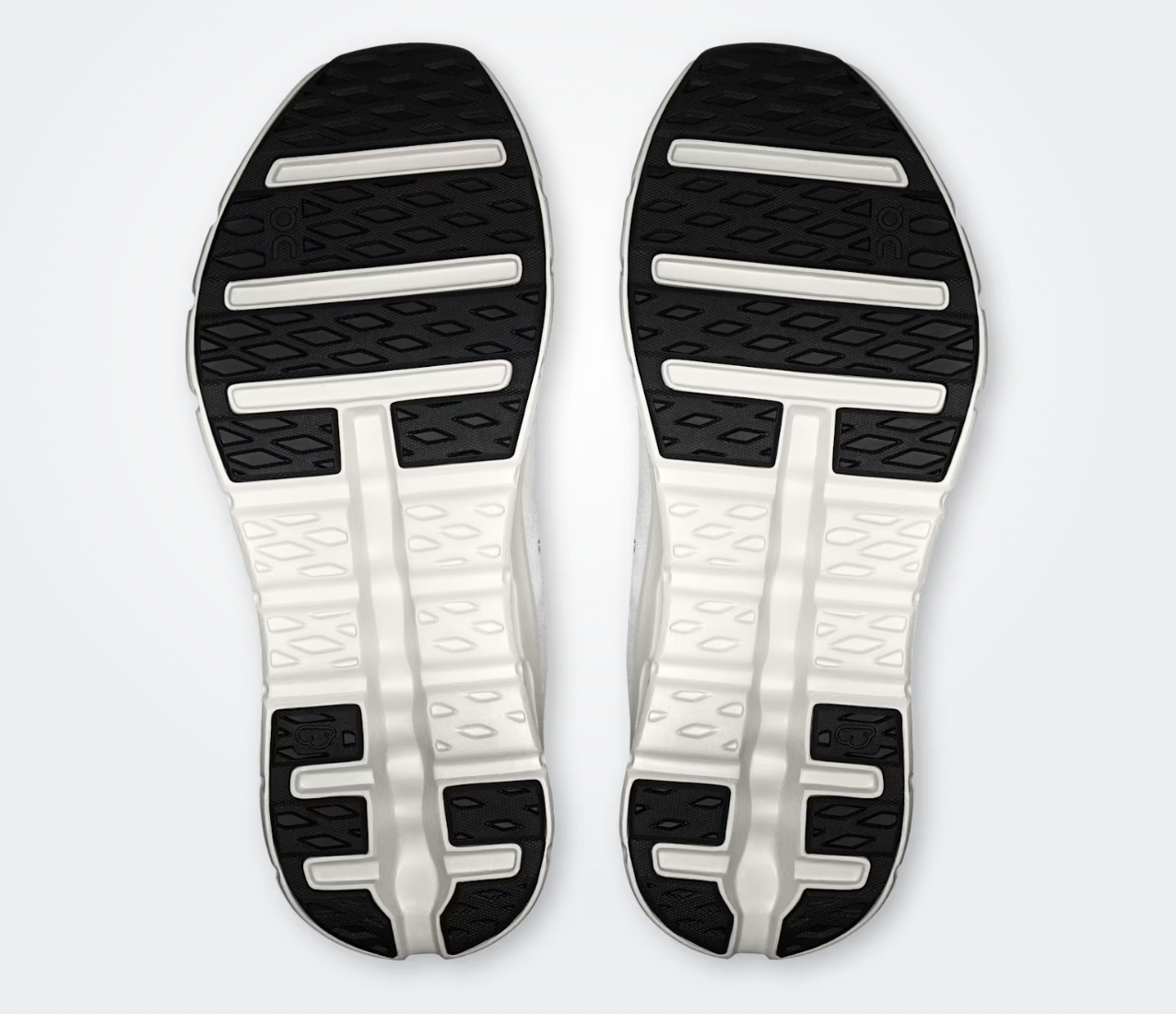 On Running Cloudtilt Pearl Ice, sneaker lifestyle blanc cassé et gris clair équipée des technologies CloudTec Phase® et Helion™ offrant un confort optimal.