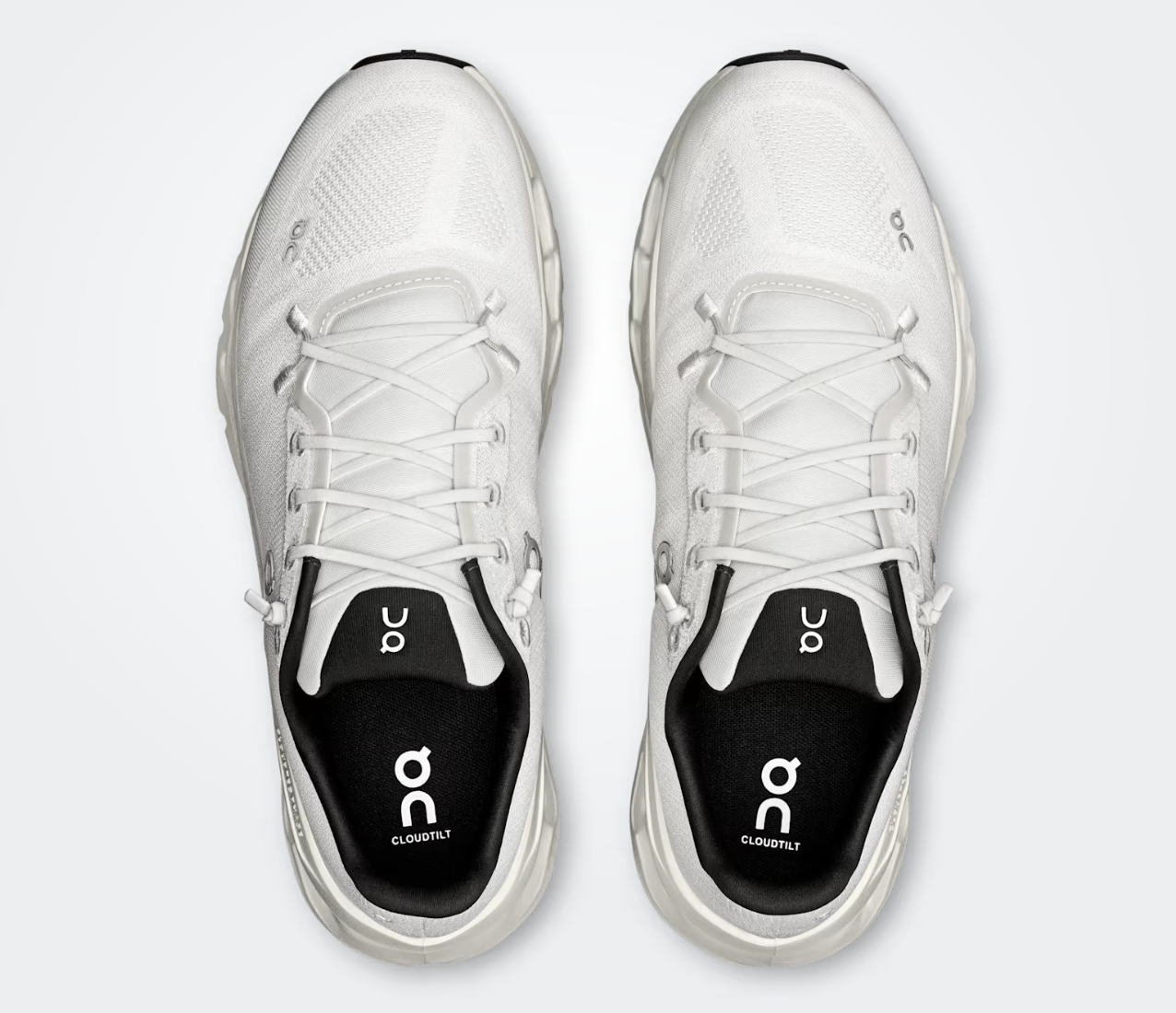 On Running Cloudtilt Pearl Ice, sneaker lifestyle blanc cassé et gris clair équipée des technologies CloudTec Phase® et Helion™ offrant un confort optimal.