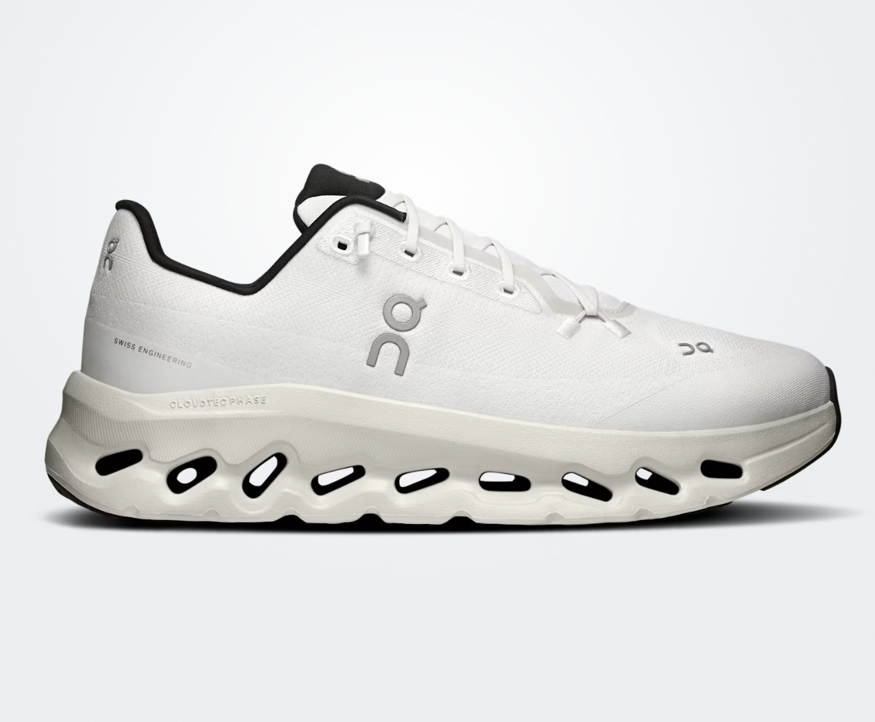 On Running Cloudtilt Pearl Ice, sneaker lifestyle blanc cassé et gris clair équipée des technologies CloudTec Phase® et Helion™ offrant un confort optimal.