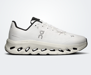 On Running Cloudtilt Pearl Ice, sneaker lifestyle blanc cassé et gris clair équipée des technologies CloudTec Phase® et Helion™ offrant un confort optimal.