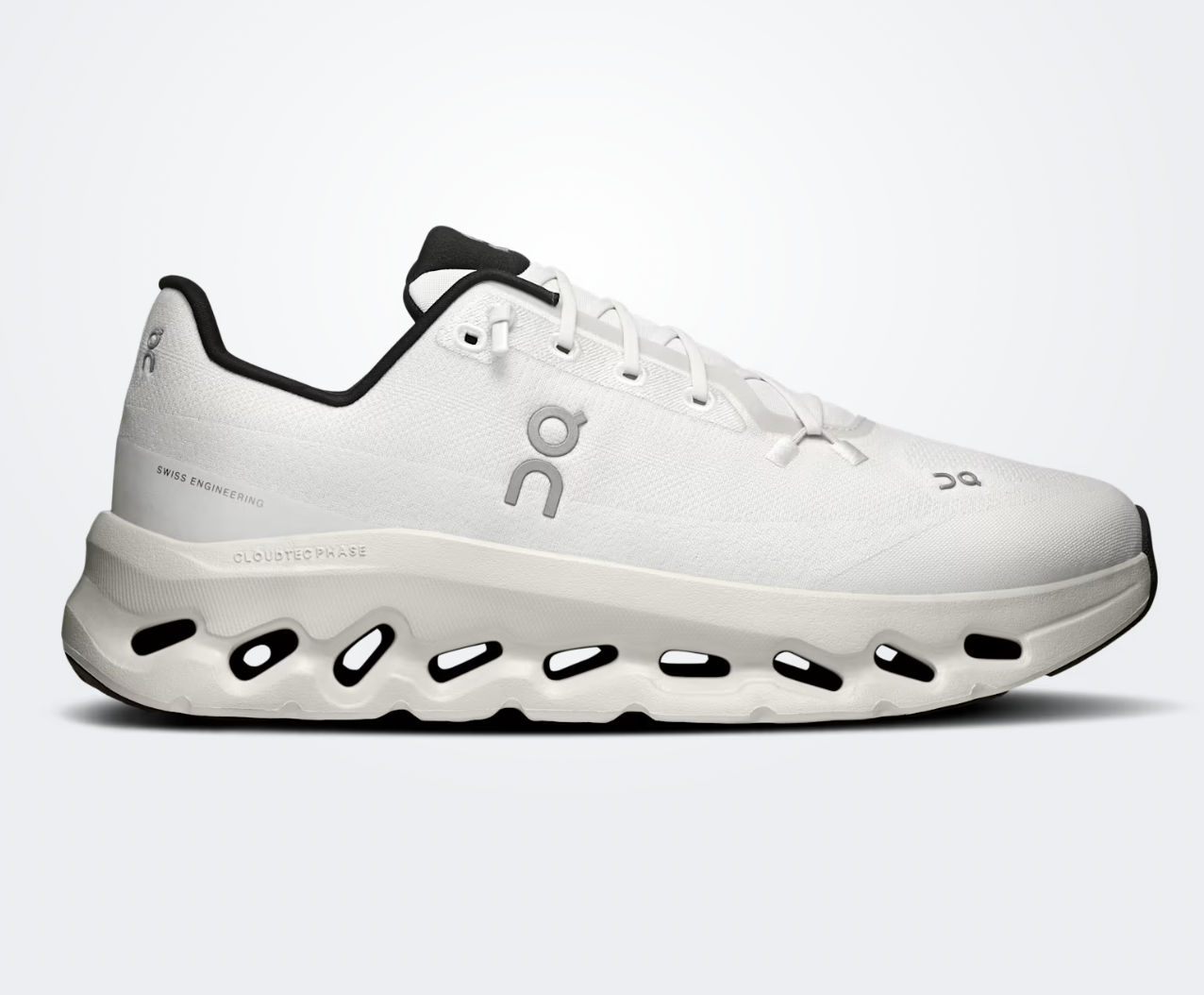 On Running Cloudtilt Pearl Ice, sneaker lifestyle blanc cassé et gris clair équipée des technologies CloudTec Phase® et Helion™ offrant un confort optimal.