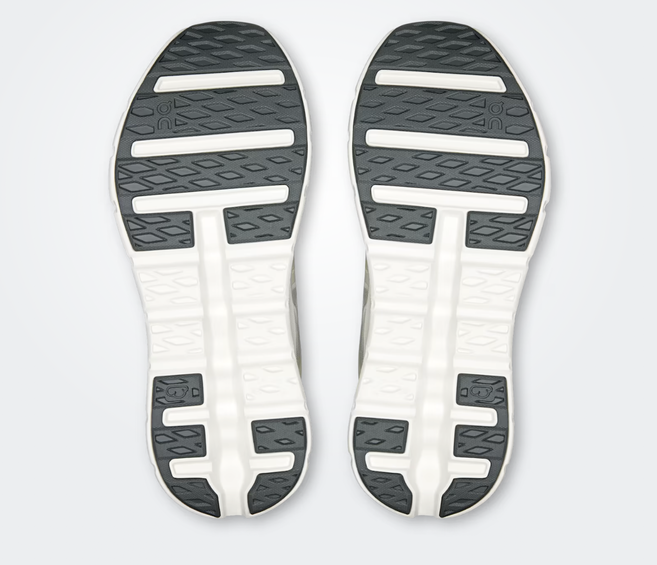 On Running Cloudtilt Remix Alloy Ivory, sneaker lifestyle On Running gris Alloy et ivoire équipée de la technologie CloudTec Phase® et de l'amorti Helion™.