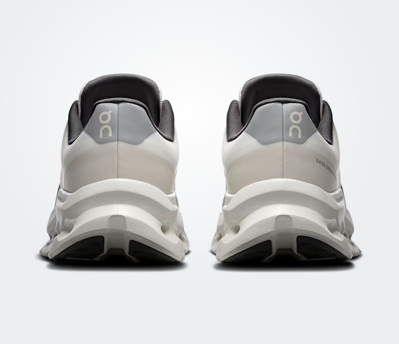 On Running Cloudtilt Remix Alloy Ivory, sneaker lifestyle On Running gris Alloy et ivoire équipée de la technologie CloudTec Phase® et de l'amorti Helion™.