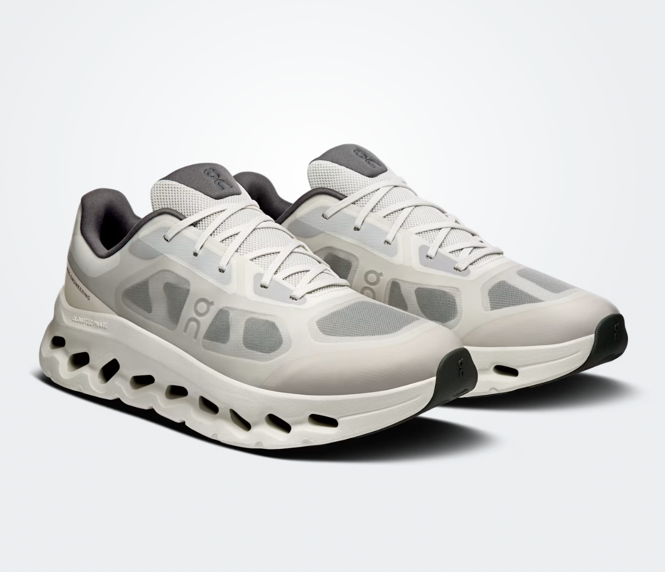 On Running Cloudtilt Remix Alloy Ivory, sneaker lifestyle On Running gris Alloy et ivoire équipée de la technologie CloudTec Phase® et de l'amorti Helion™.