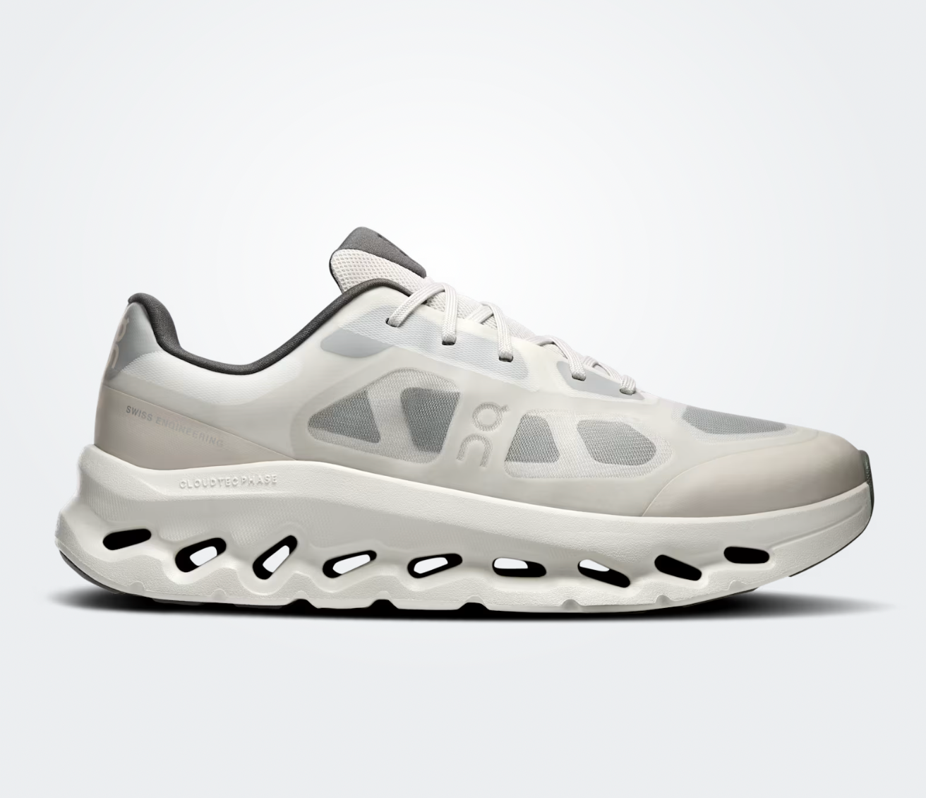 On Running Cloudtilt Remix Alloy Ivory, sneaker lifestyle On Running gris Alloy et ivoire équipée de la technologie CloudTec Phase® et de l'amorti Helion™.