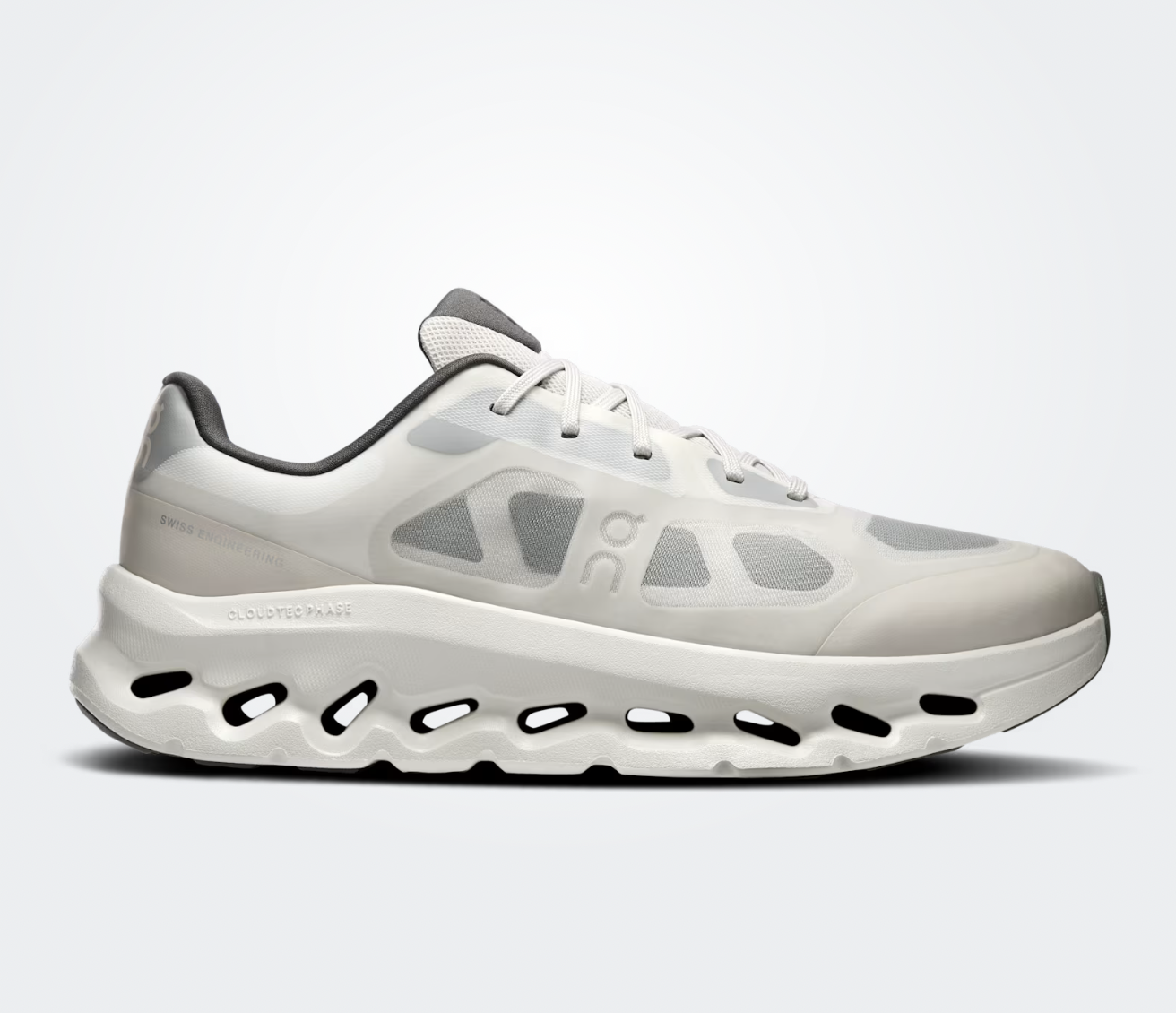 On Running Cloudtilt Remix Alloy Ivory, sneaker lifestyle On Running gris Alloy et ivoire équipée de la technologie CloudTec Phase® et de l'amorti Helion™.