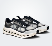 On Running Cloudtilt Remix Black Ivory, sneaker lifestyle On Running noire et ivoire équipée de la technologie CloudTec Phase® et de l'amorti Helion™.