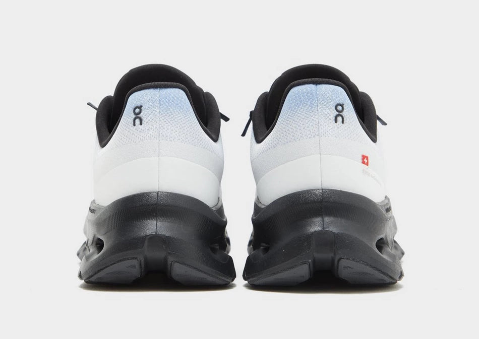 On Running Cloudtilt Ultramarine Eclipse, sneaker lifestyle On Running bleu ultramarine et foncé équipée de la technologie CloudTec Phase® et de l'amorti Helion™.