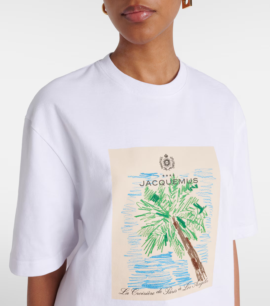 TEE SHIRT JACQUEMUS BLANC A LOGO IMPRIME BLANC SUR L'AVANT DU TEE-SHIRT AVEC UN DESSIN DE PALMIER SUR LA PLAGE