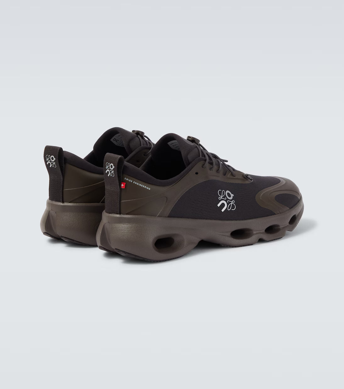 Sneakers On Running Cloudsolo LOEWE Dark Brown Black en matériaux techniques premium avec semelle CloudTec® et finitions luxe contemporaines vue de 3/4 arrière. 