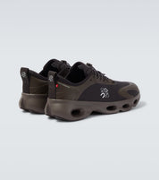 Sneakers On Running Cloudsolo LOEWE Dark Brown Black en matériaux techniques premium avec semelle CloudTec® et finitions luxe contemporaines vue de 3/4 arrière. 