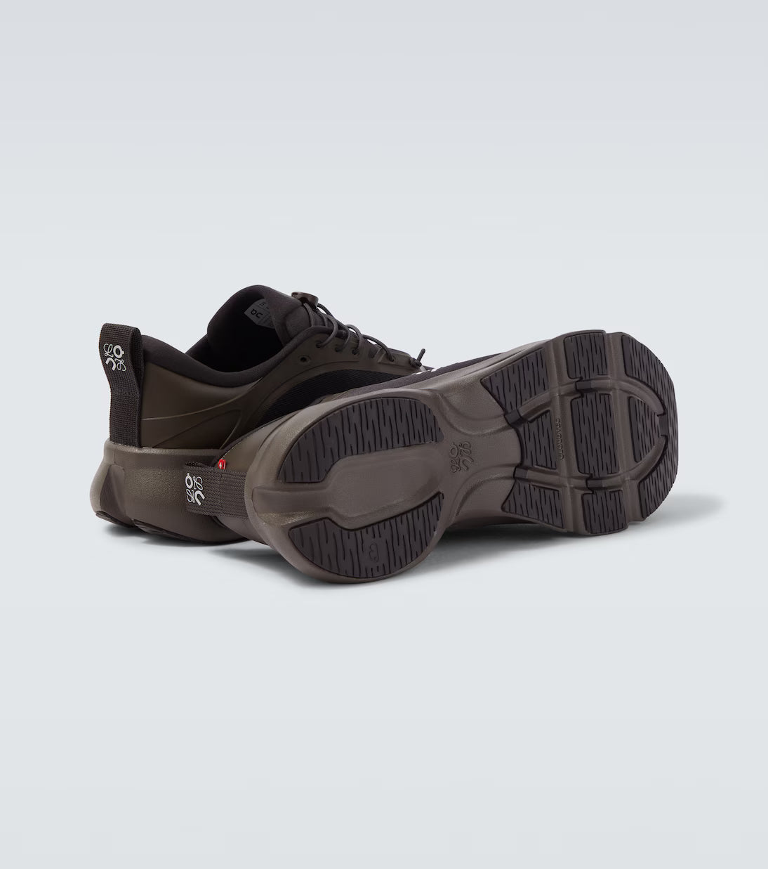 Vue sur la semelle de la sneakers On Running Cloudsolo LOEWE Dark Brown Black en matériaux techniques premium avec semelle CloudTec® et finitions luxe contemporaines
