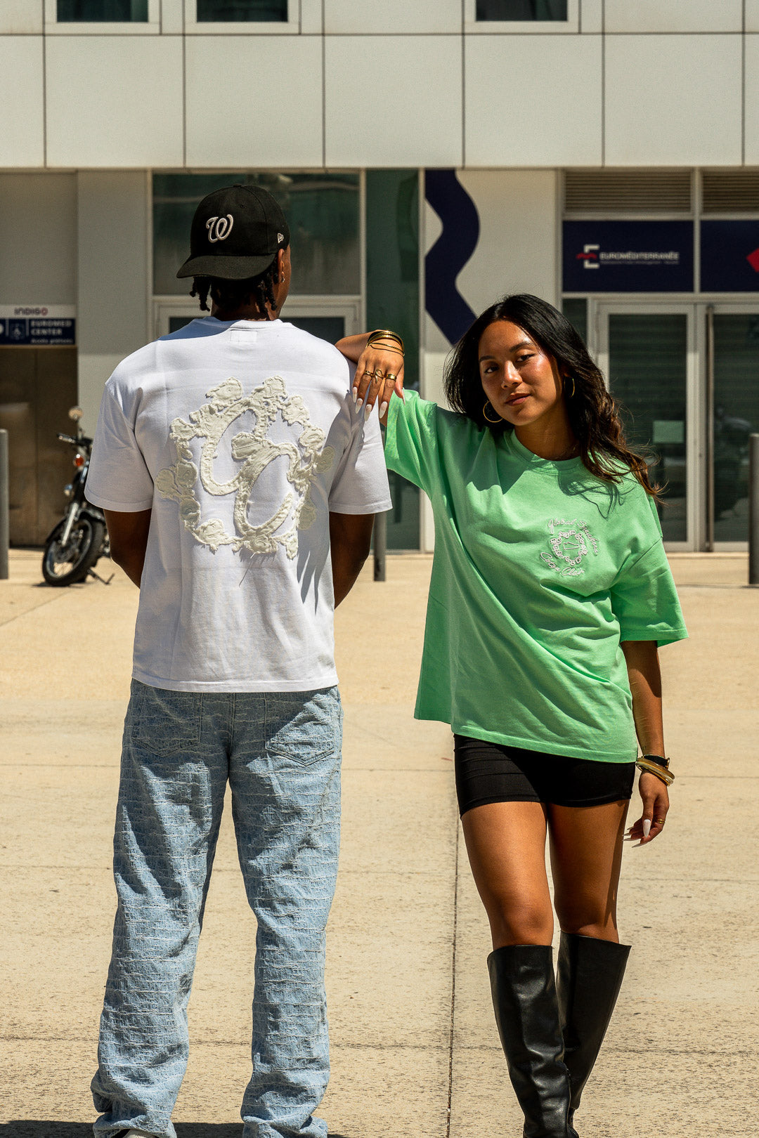 Global Sneakers x Coton Clair T-Shirt Brodé Black, tee-shirt noir 230 GSM avec broderie ton sur ton Global Sneakers Crew Club devant et grand motif GC brodé au dos.