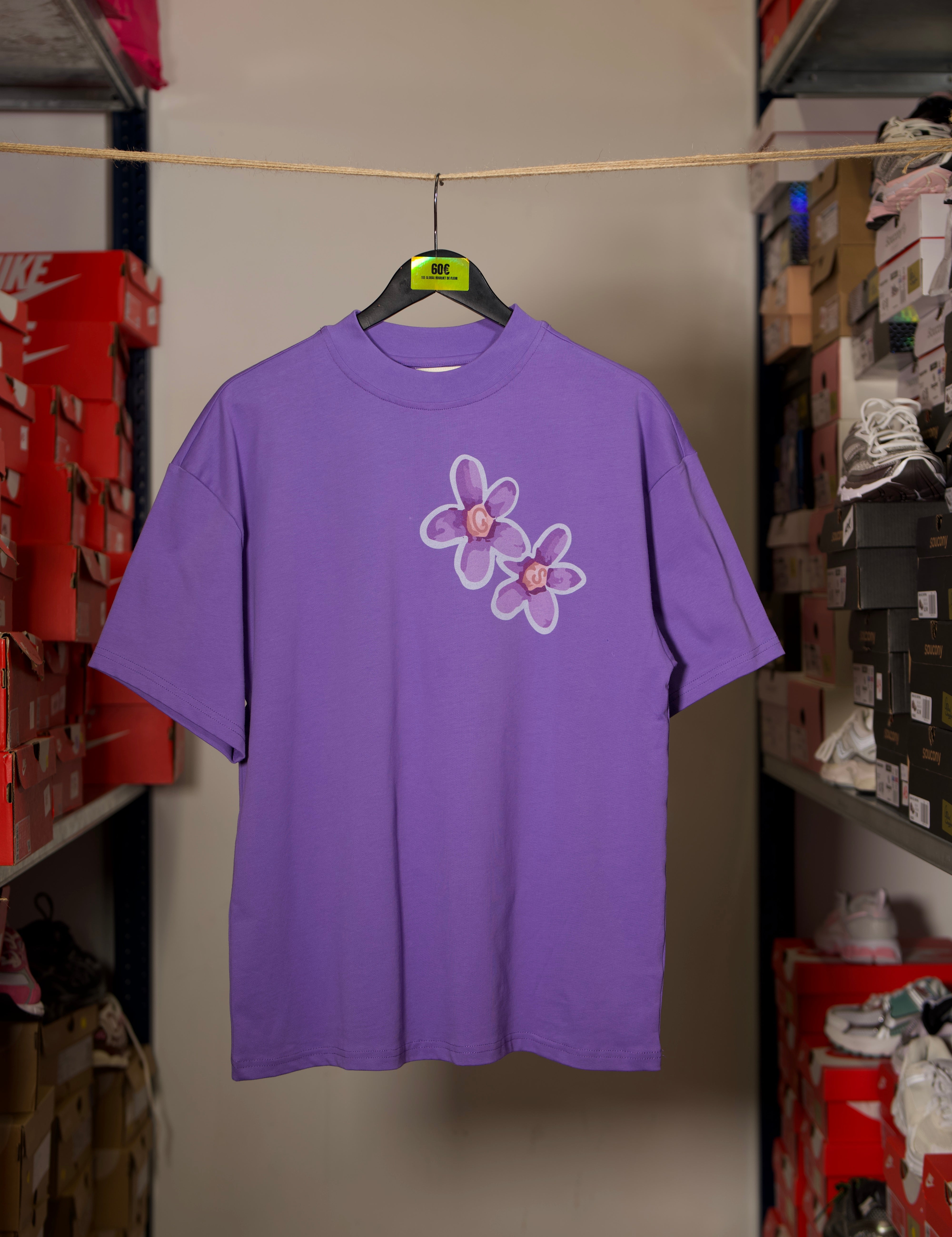 T-shirt Global Sneakers Concrete Bloom en coton premium 230 g fabriqué au Portugal, avec illustration florale signature sur la poitrine et dans le dos, disponible en Noir, Blanc, Lila et Verdeau.