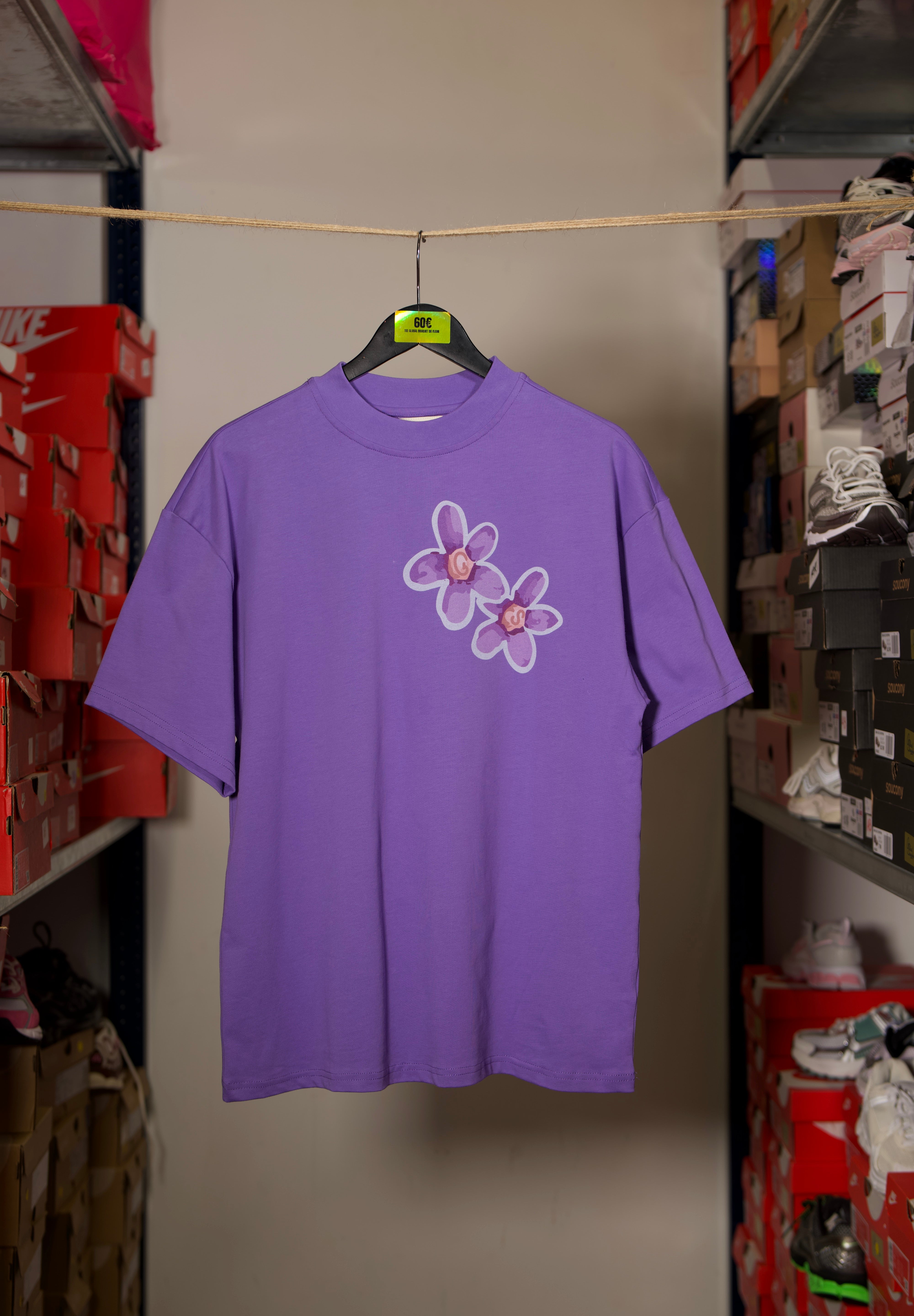 T-shirt Global Sneakers Concrete Bloom en coton premium 230 g fabriqué au Portugal, avec illustration florale signature sur la poitrine et dans le dos, disponible en Noir, Blanc, Lila et Verdeau.