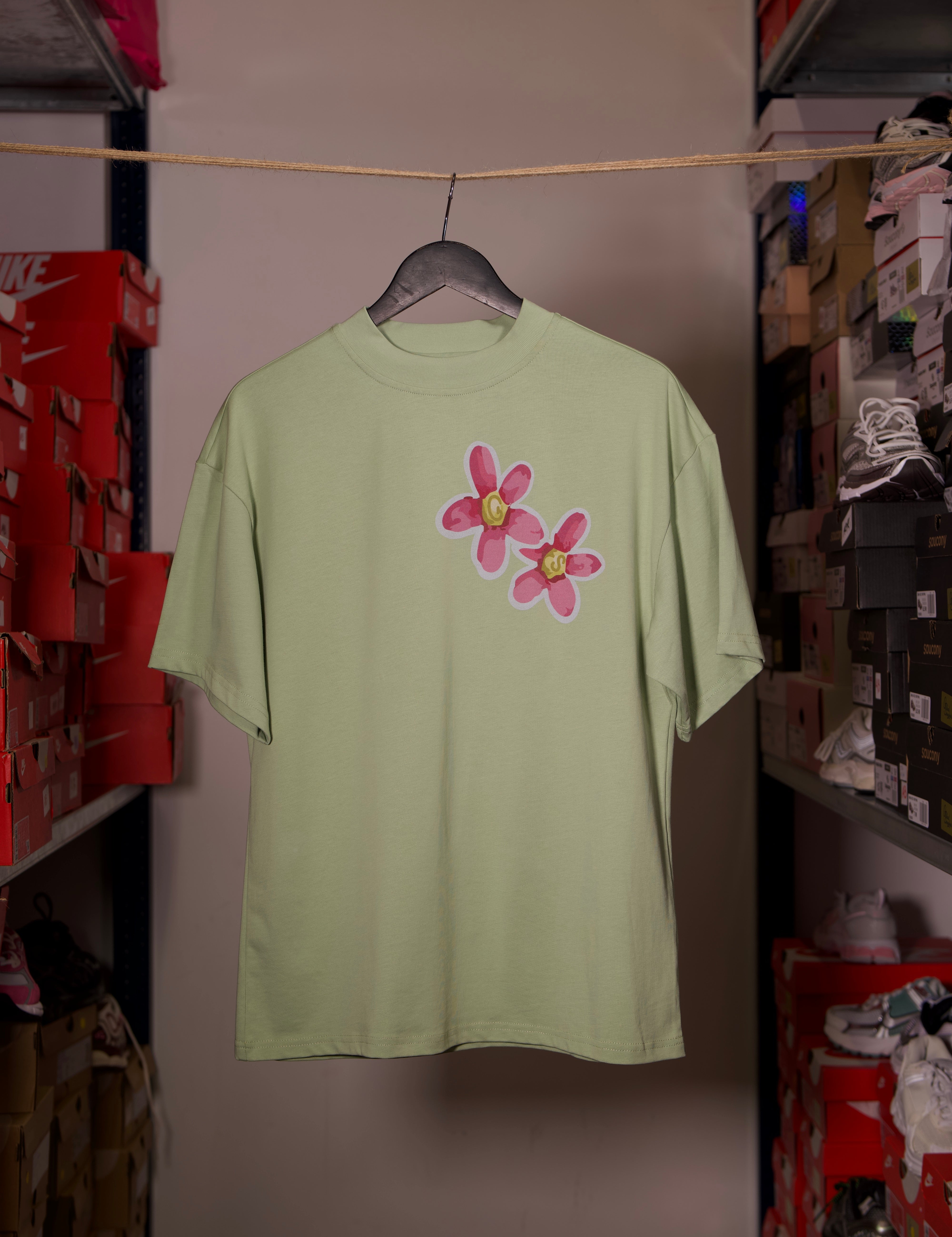 T-shirt Global Sneakers Concrete Bloom en coton premium 230 g fabriqué au Portugal, avec illustration florale signature sur la poitrine et dans le dos, disponible en Noir, Blanc, Lila et Verdeau.