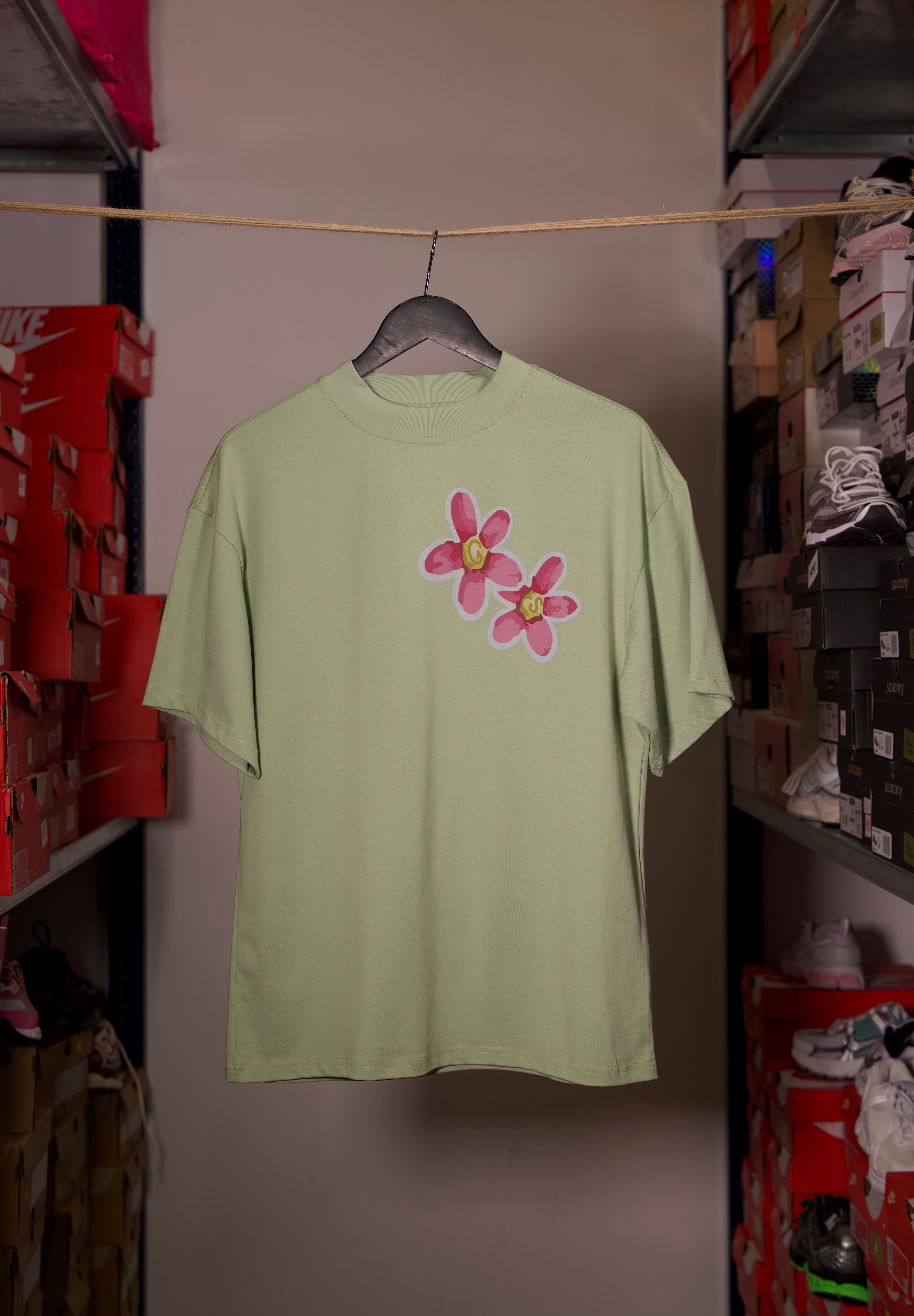 T-shirt Global Sneakers Concrete Bloom en coton premium 230 g fabriqué au Portugal, avec illustration florale signature sur la poitrine et dans le dos, disponible en Noir, Blanc, Lila et Verdeau.