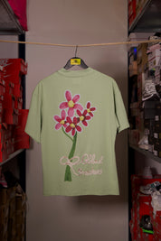 T-shirt Global Sneakers Concrete Bloom en coton premium 230 g fabriqué au Portugal, avec illustration florale signature sur la poitrine et dans le dos, disponible en Noir, Blanc, Lila et Verdeau.