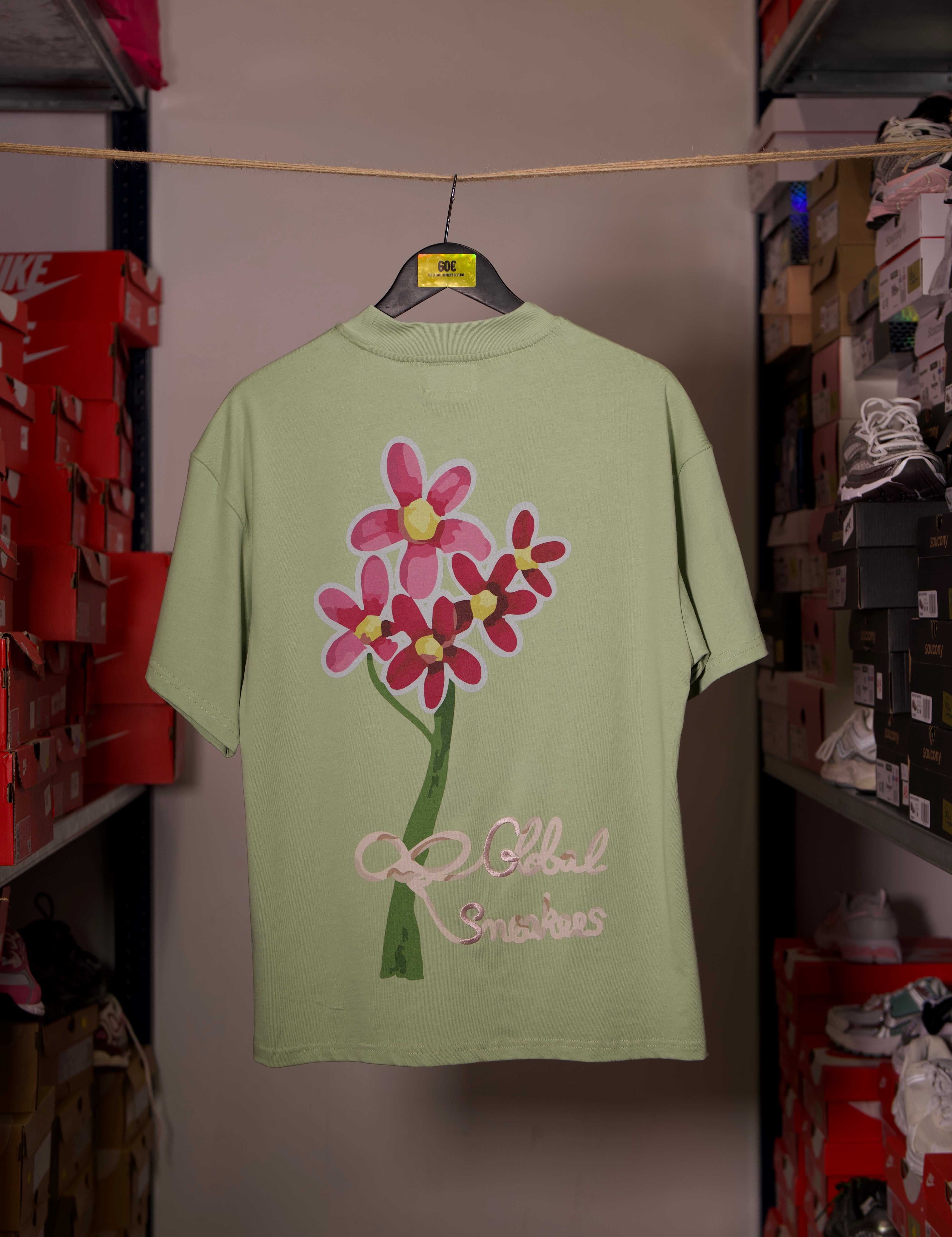 T-shirt Global Sneakers Concrete Bloom en coton premium 230 g fabriqué au Portugal, avec illustration florale signature sur la poitrine et dans le dos, disponible en Noir, Blanc, Lila et Verdeau.