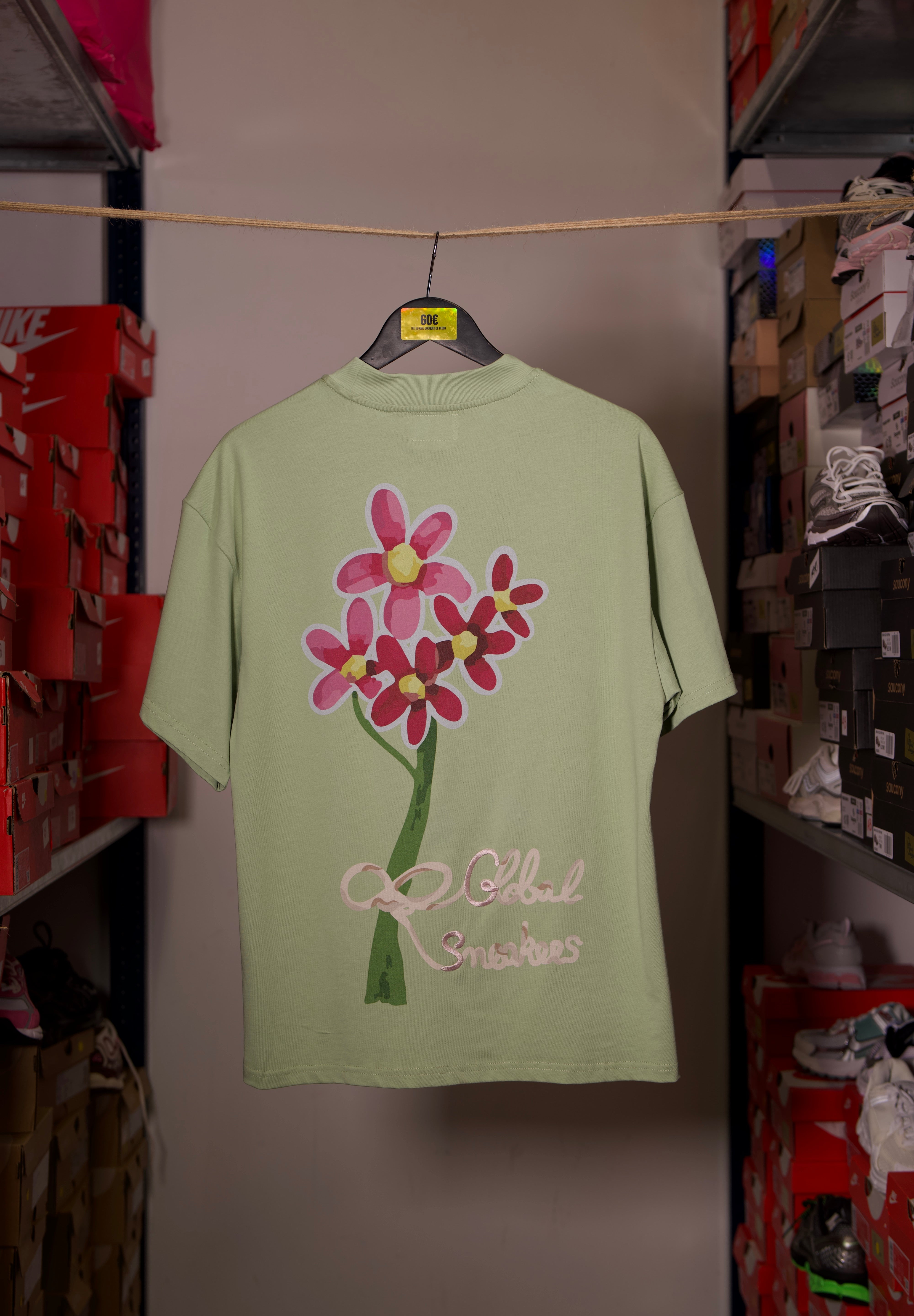 T-shirt Global Sneakers Concrete Bloom en coton premium 230 g fabriqué au Portugal, avec illustration florale signature sur la poitrine et dans le dos, disponible en Noir, Blanc, Lila et Verdeau.