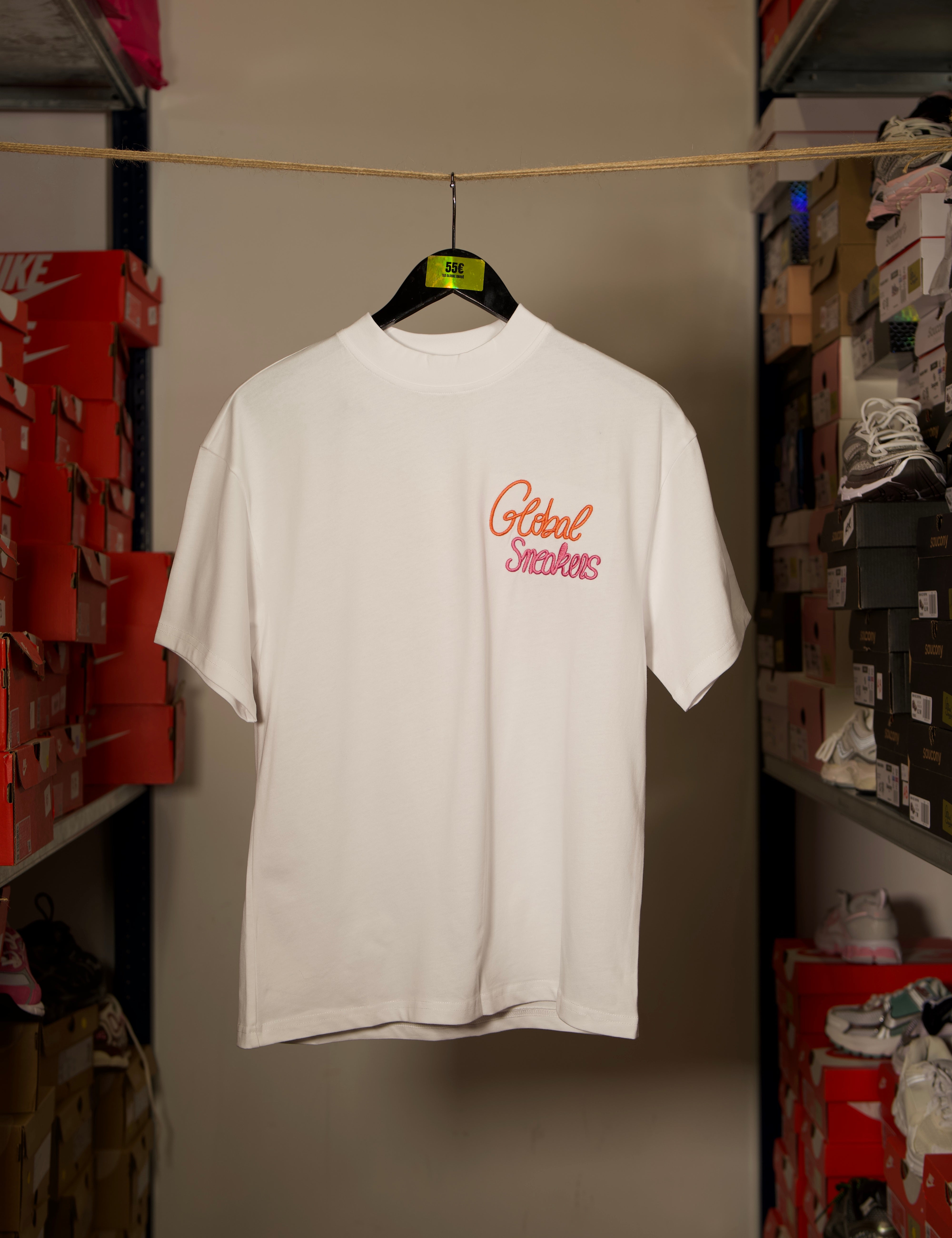 T-shirt Global Sneakers Unity Bloom en coton premium 230 g fabriqué au Portugal, avec logo brodé sur la poitrine et fleur GS en Puff Print au dos, disponible en Blanc, Rose, Vert et Lila.