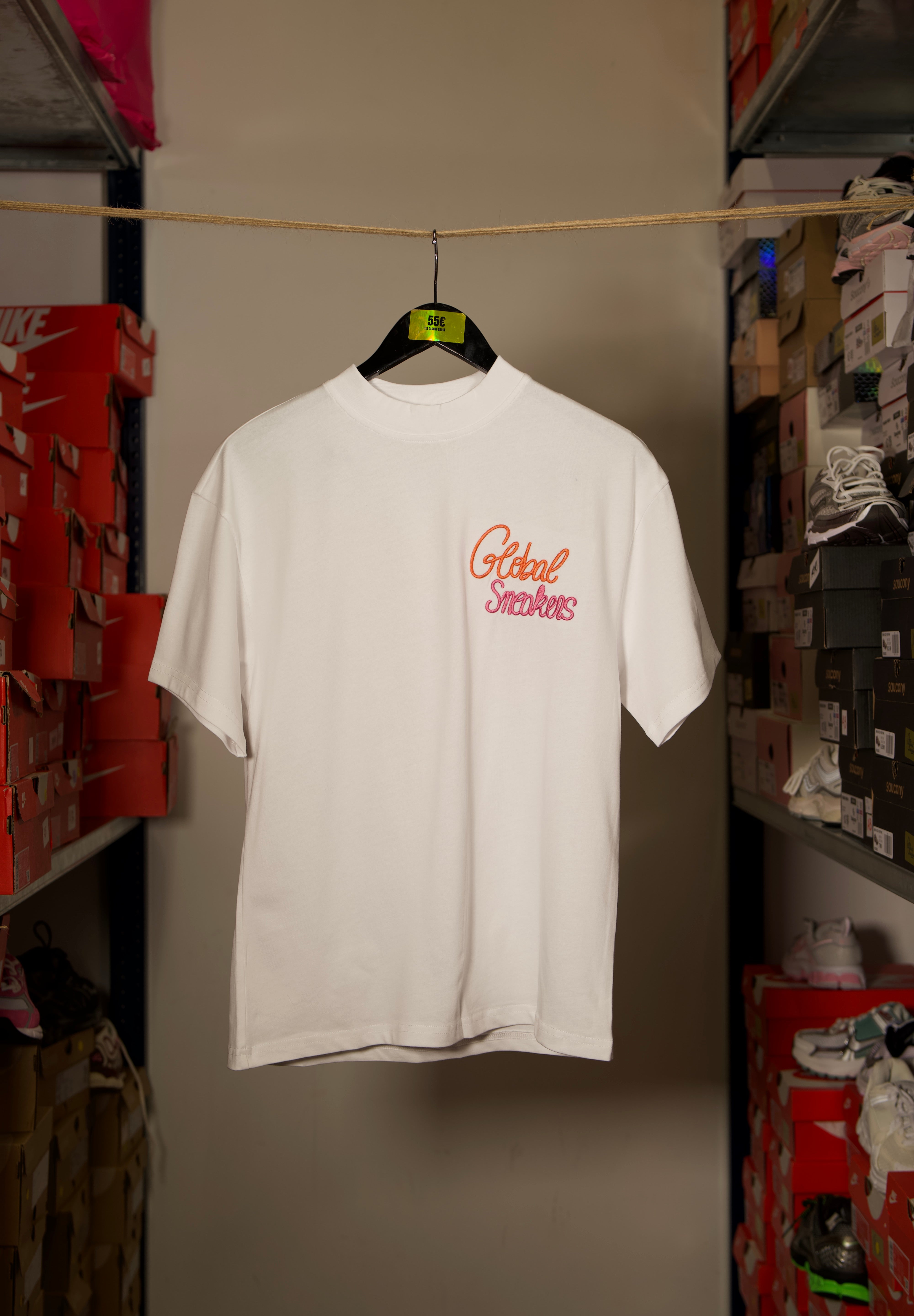 T-shirt Global Sneakers Unity Bloom en coton premium 230 g fabriqué au Portugal, avec logo brodé sur la poitrine et fleur GS en Puff Print au dos, disponible en Blanc, Rose, Vert et Lila.