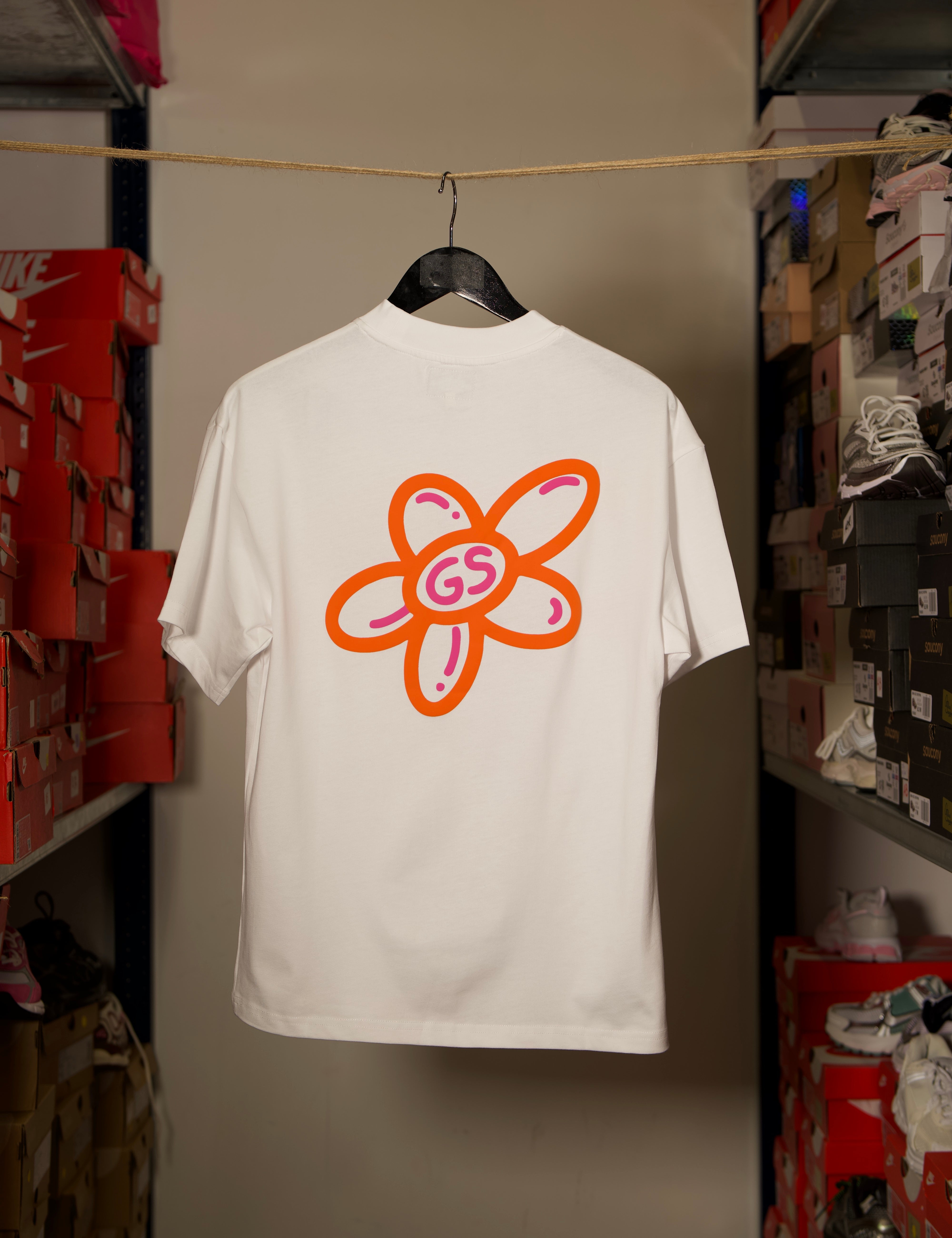T-shirt Global Sneakers Unity Bloom en coton premium 230 g fabriqué au Portugal, avec logo brodé sur la poitrine et fleur GS en Puff Print au dos, disponible en Blanc, Rose, Vert et Lila.