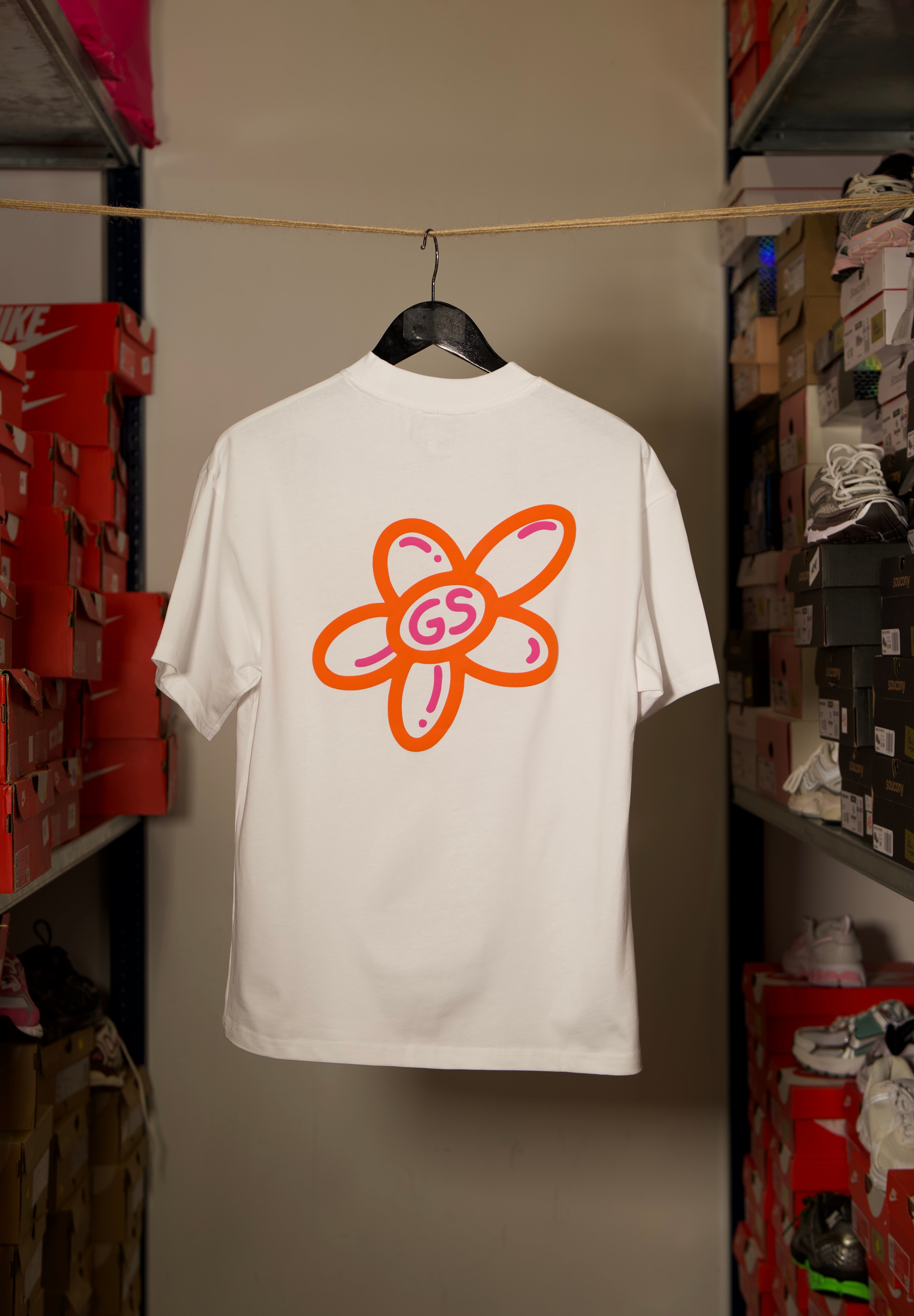 T-shirt Global Sneakers Unity Bloom en coton premium 230 g fabriqué au Portugal, avec logo brodé sur la poitrine et fleur GS en Puff Print au dos, disponible en Blanc, Rose, Vert et Lila.