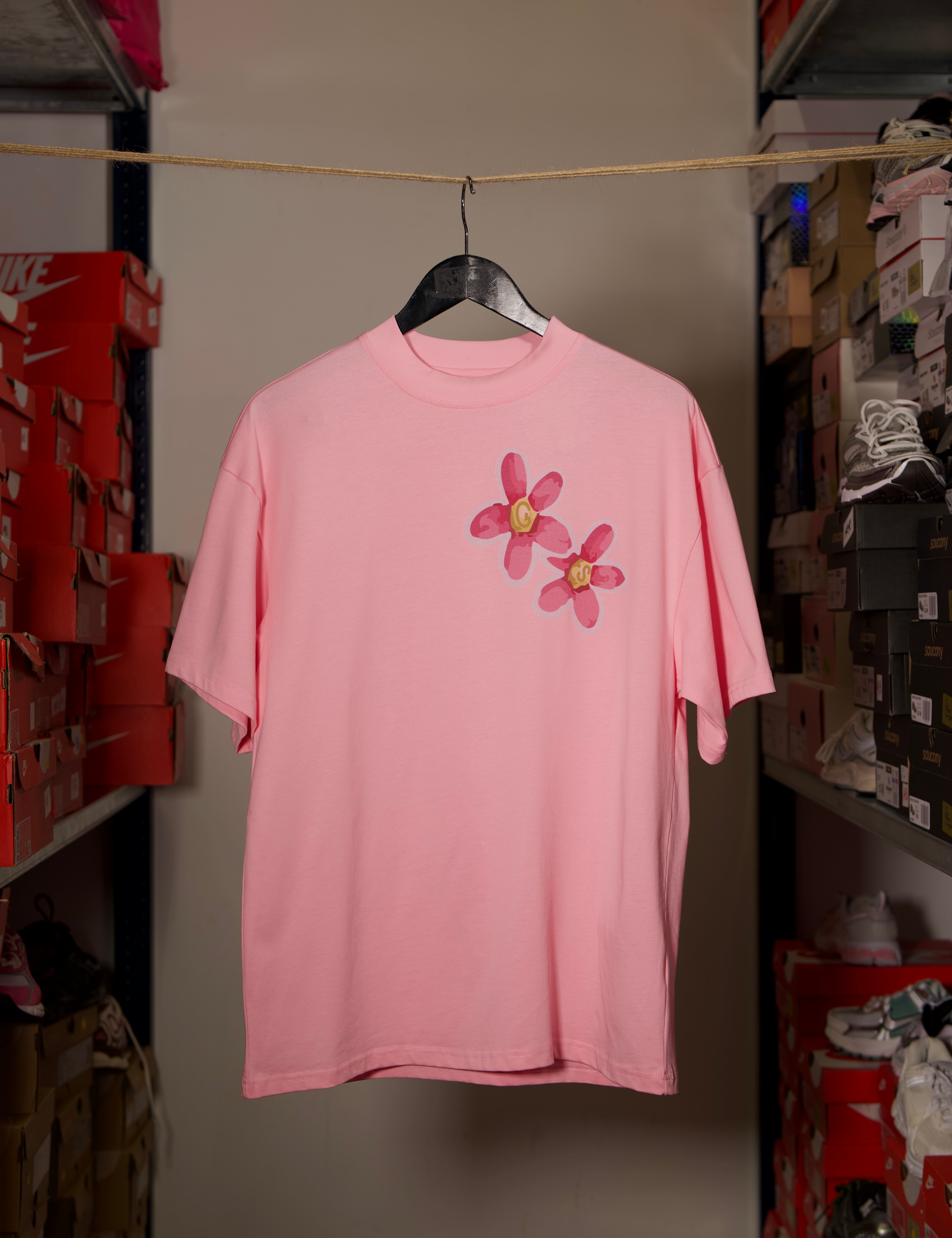T-shirt Global Sneakers Concrete Bloom en coton premium 230 g fabriqué au Portugal, avec illustration florale signature sur la poitrine et dans le dos, disponible en Noir, Blanc, Lila et Verdeau.