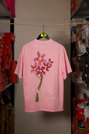 T-shirt Global Sneakers Concrete Bloom en coton premium 230 g fabriqué au Portugal, avec illustration florale signature sur la poitrine et dans le dos, disponible en Noir, Blanc, Lila et Verdeau.