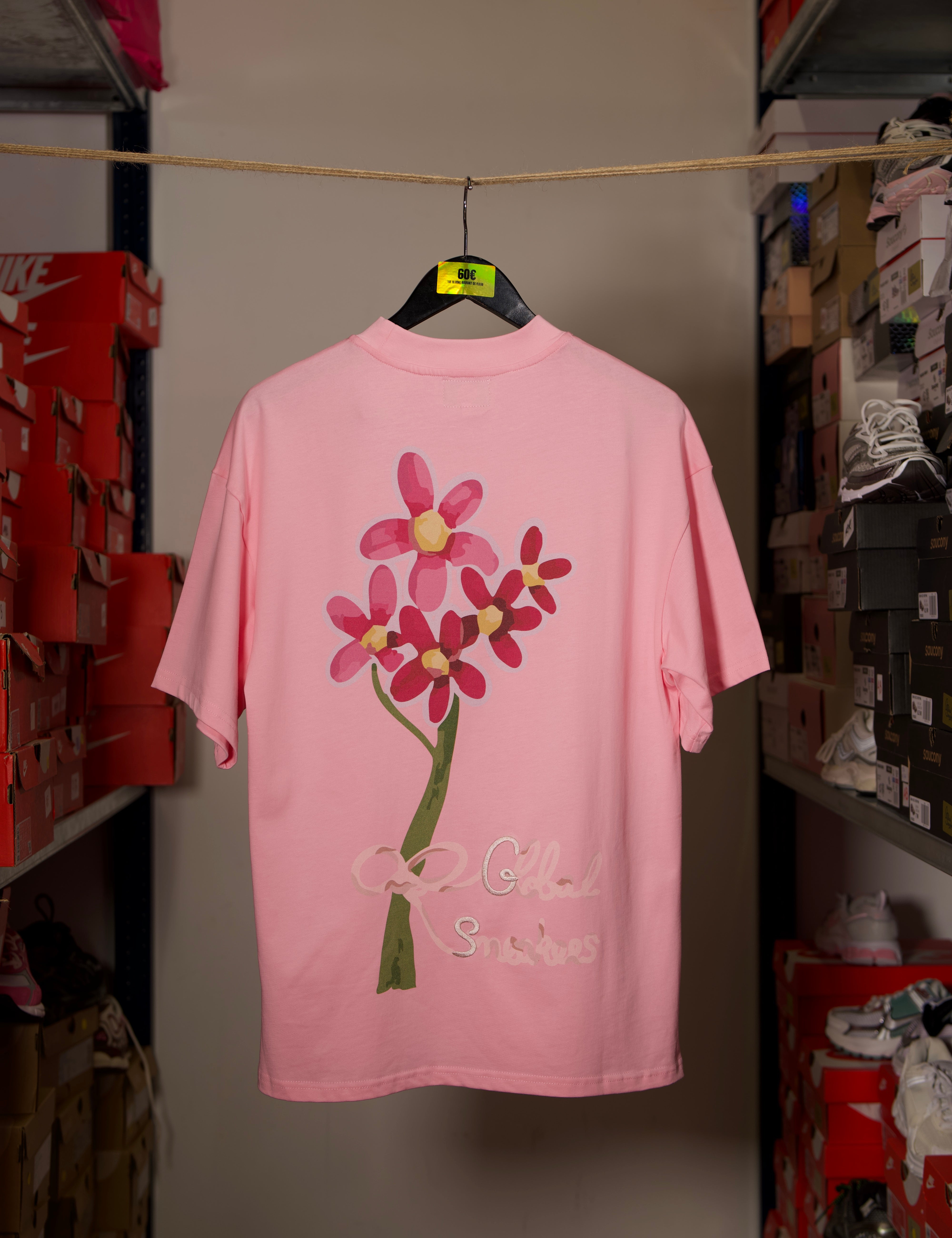 T-shirt Global Sneakers Concrete Bloom en coton premium 230 g fabriqué au Portugal, avec illustration florale signature sur la poitrine et dans le dos, disponible en Noir, Blanc, Lila et Verdeau.