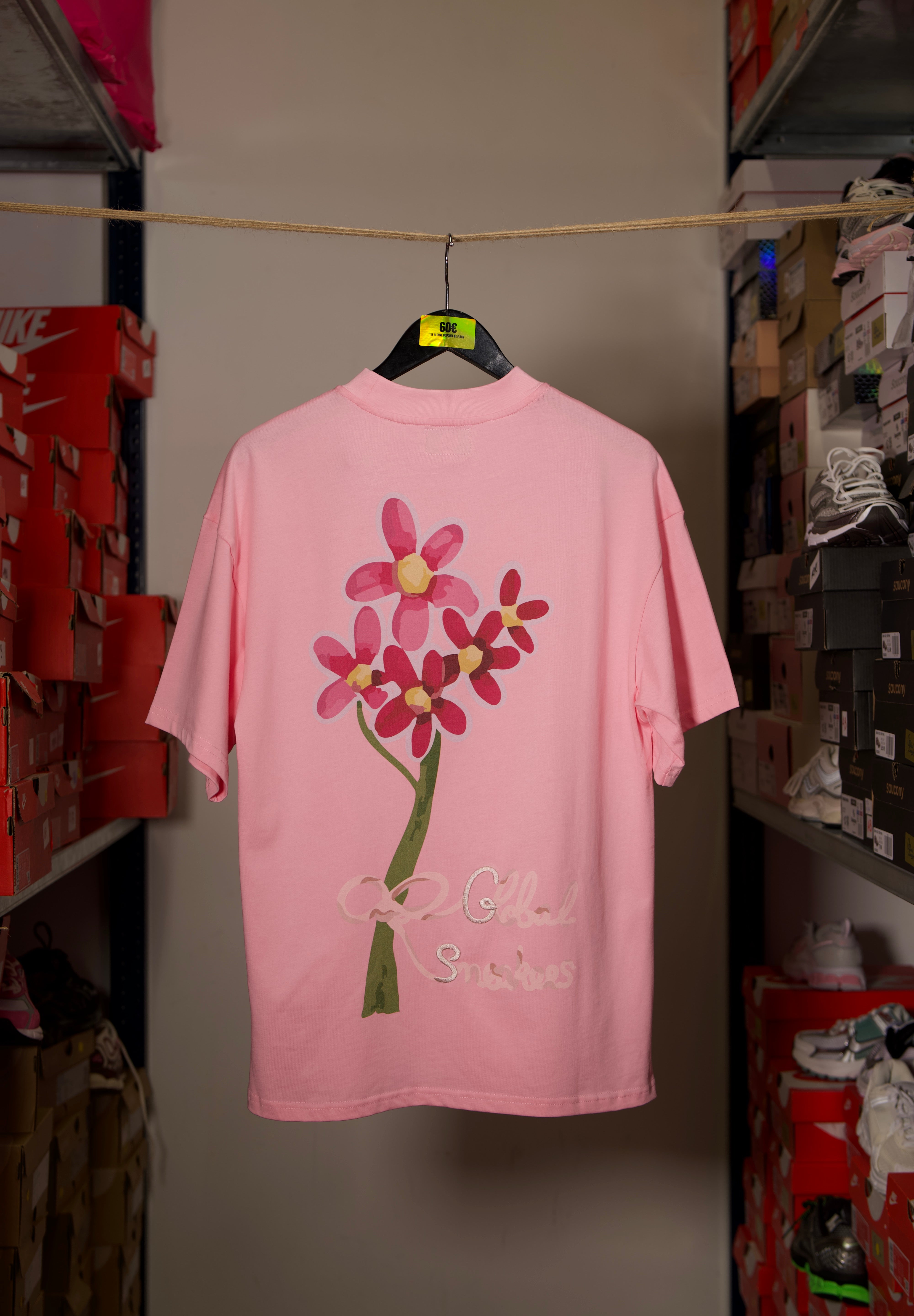 T-shirt Global Sneakers Concrete Bloom en coton premium 230 g fabriqué au Portugal, avec illustration florale signature sur la poitrine et dans le dos, disponible en Noir, Blanc, Lila et Verdeau.