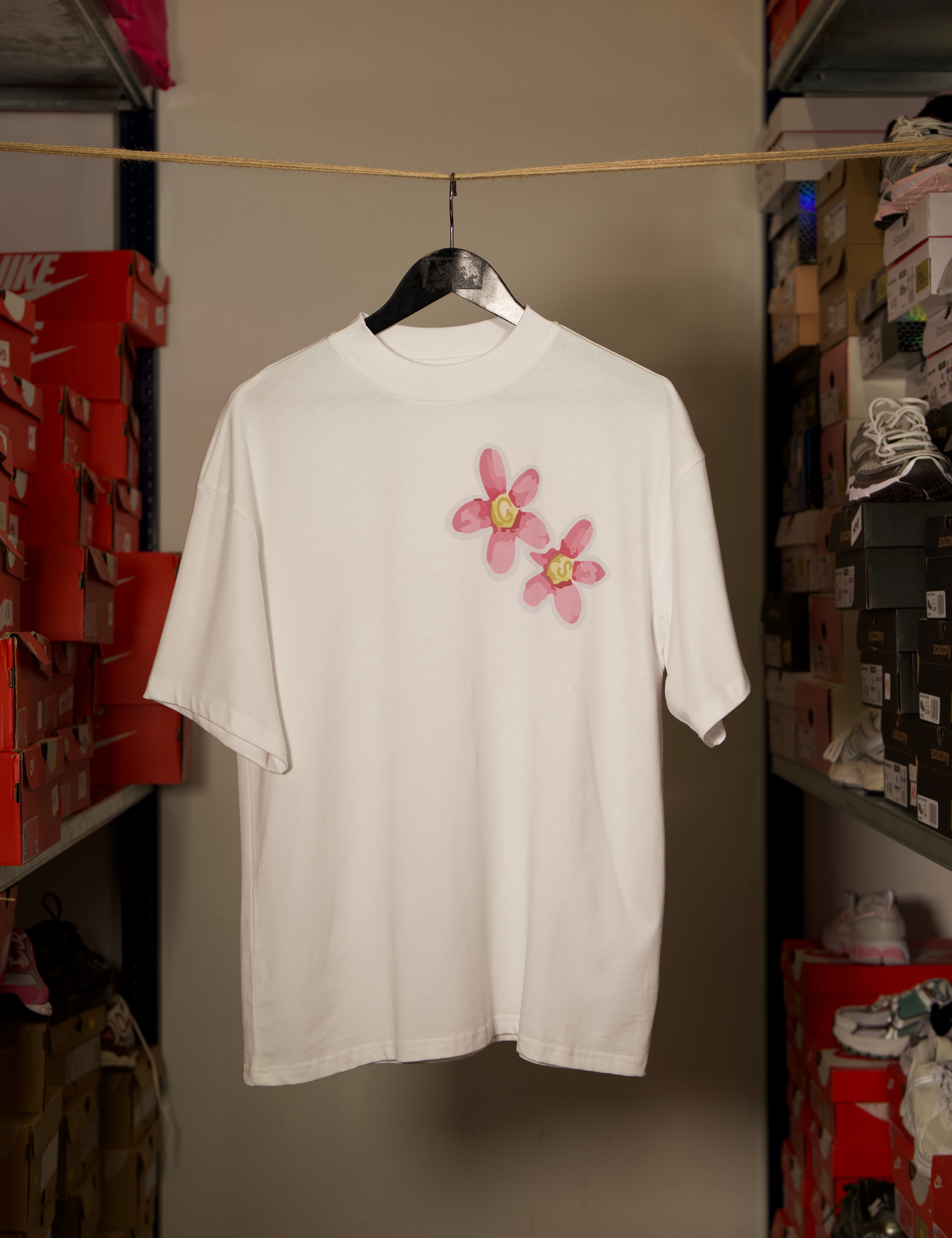 T-shirt Global Sneakers Concrete Bloom en coton premium 230 g fabriqué au Portugal, avec illustration florale signature sur la poitrine et dans le dos, disponible en Noir, Blanc, Lila et Verdeau.