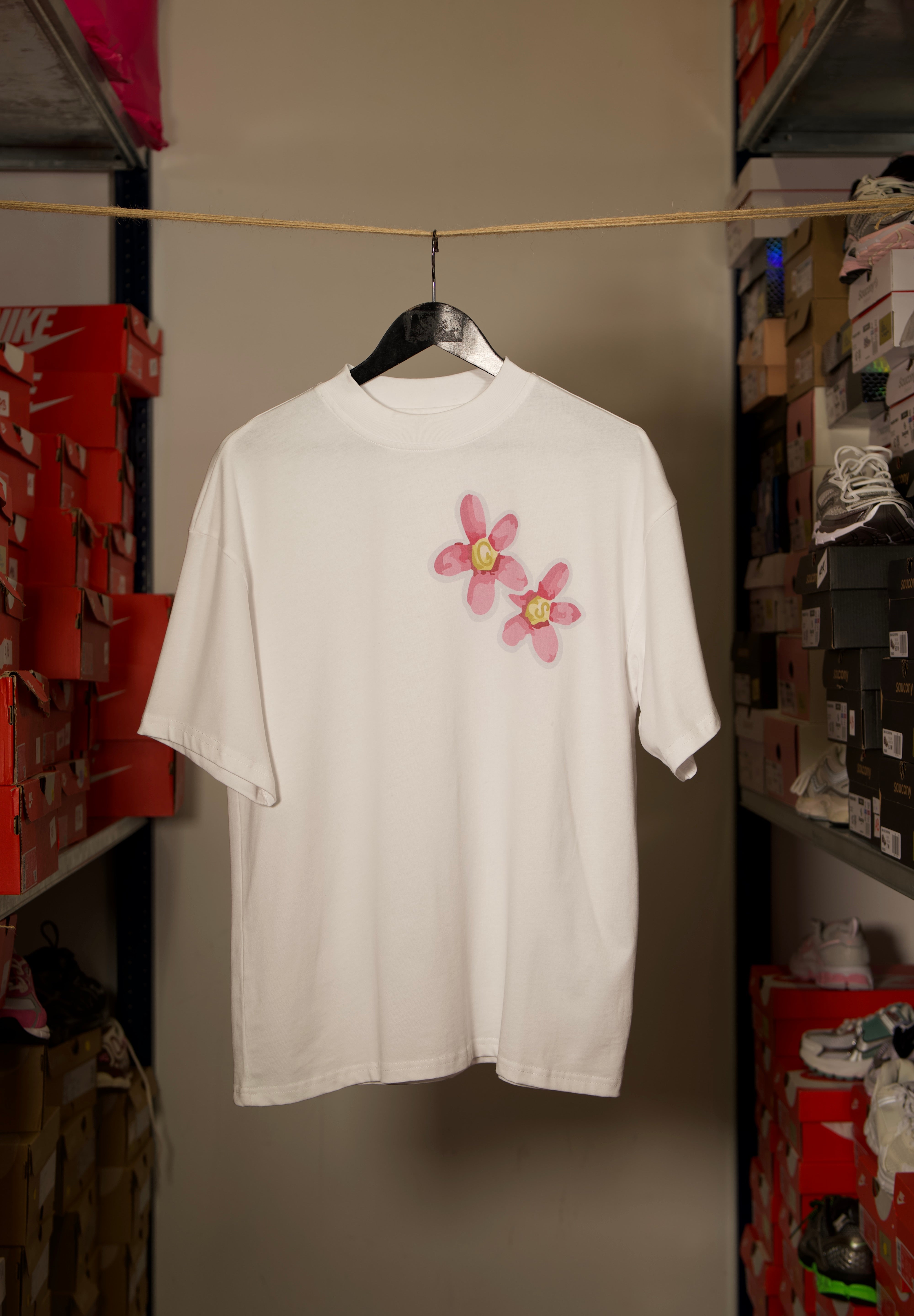 T-shirt Global Sneakers Concrete Bloom en coton premium 230 g fabriqué au Portugal, avec illustration florale signature sur la poitrine et dans le dos, disponible en Noir, Blanc, Lila et Verdeau.