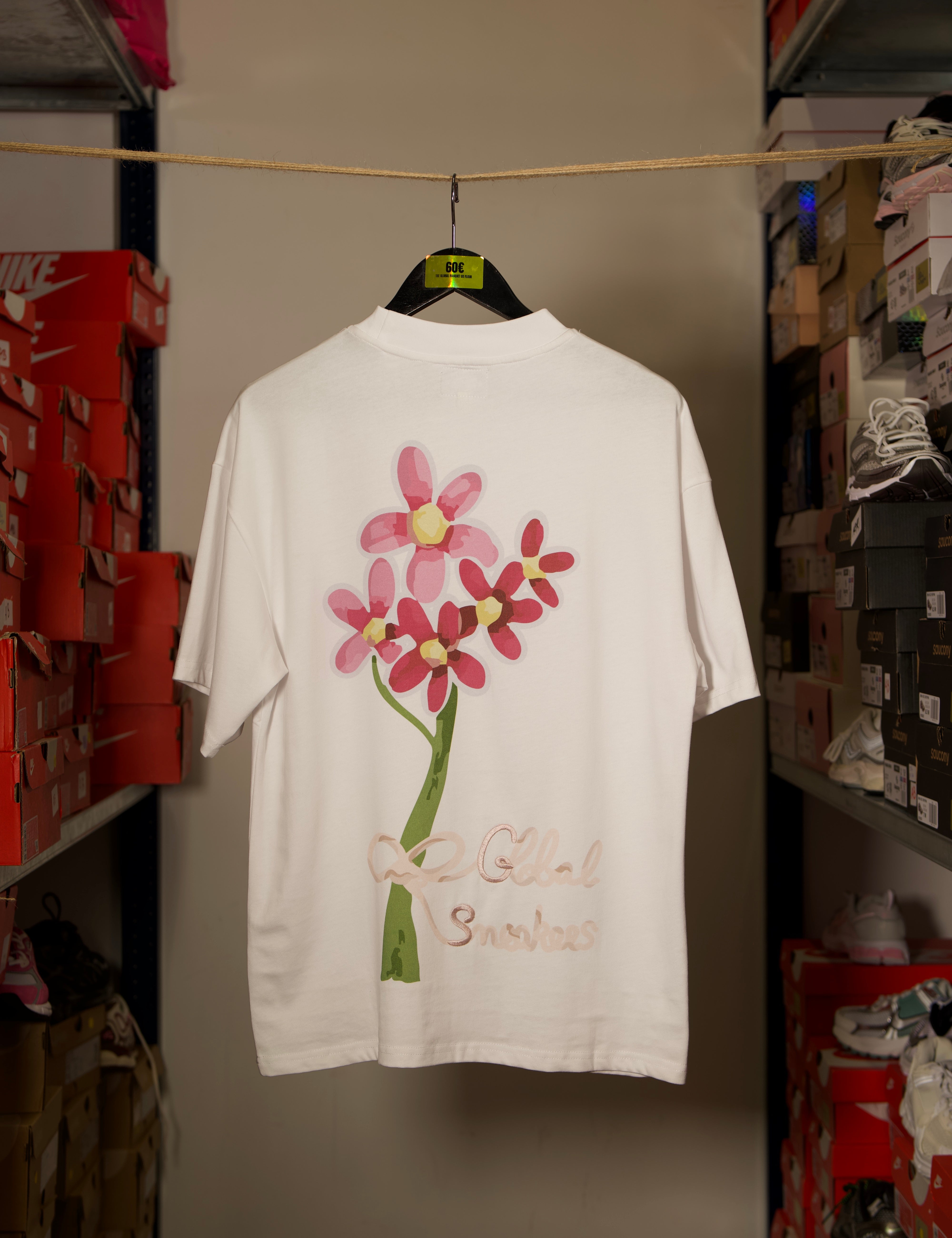 T-shirt Global Sneakers Concrete Bloom en coton premium 230 g fabriqué au Portugal, avec illustration florale signature sur la poitrine et dans le dos, disponible en Noir, Blanc, Lila et Verdeau.
