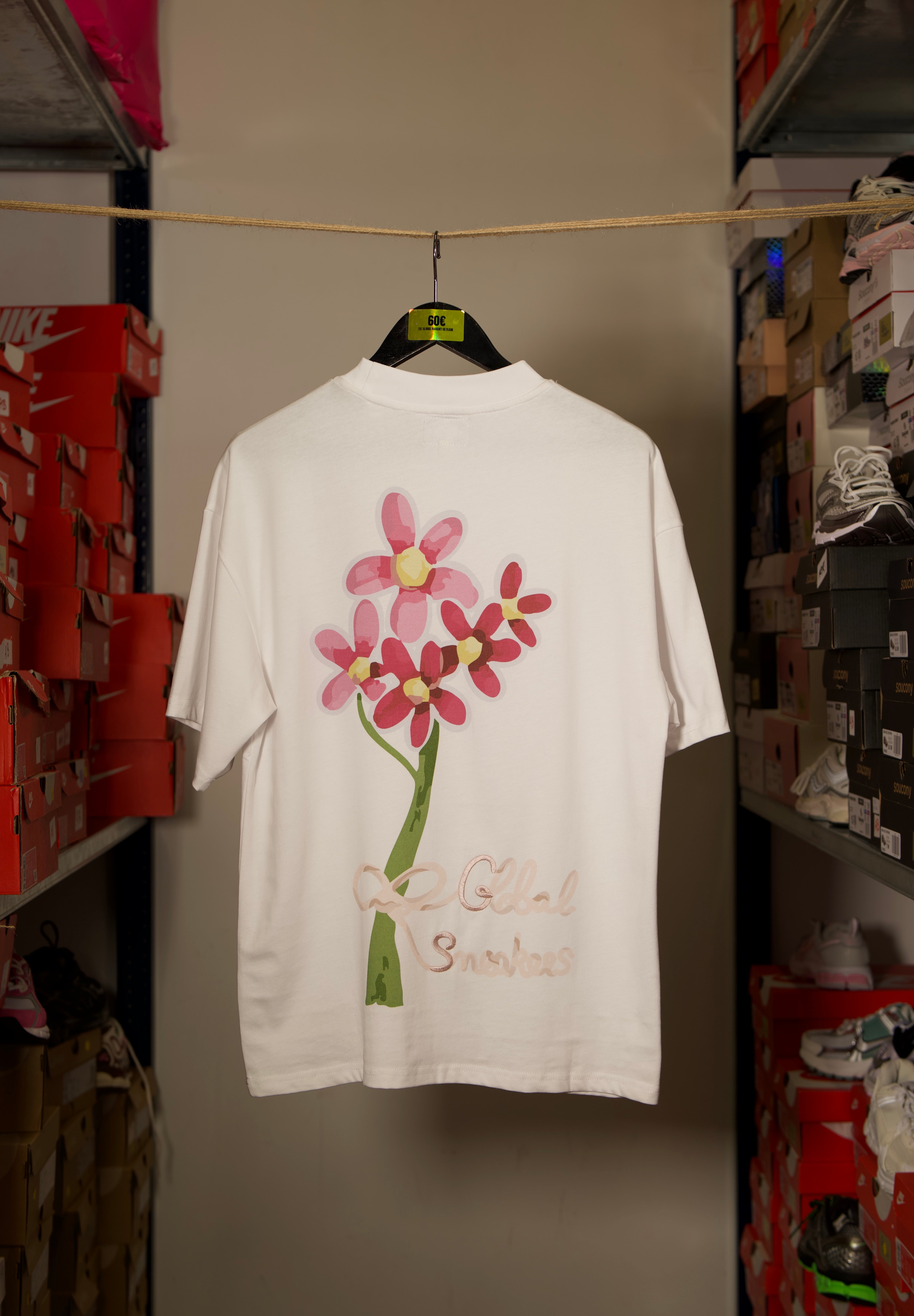 T-shirt Global Sneakers Concrete Bloom en coton premium 230 g fabriqué au Portugal, avec illustration florale signature sur la poitrine et dans le dos, disponible en Noir, Blanc, Lila et Verdeau.
