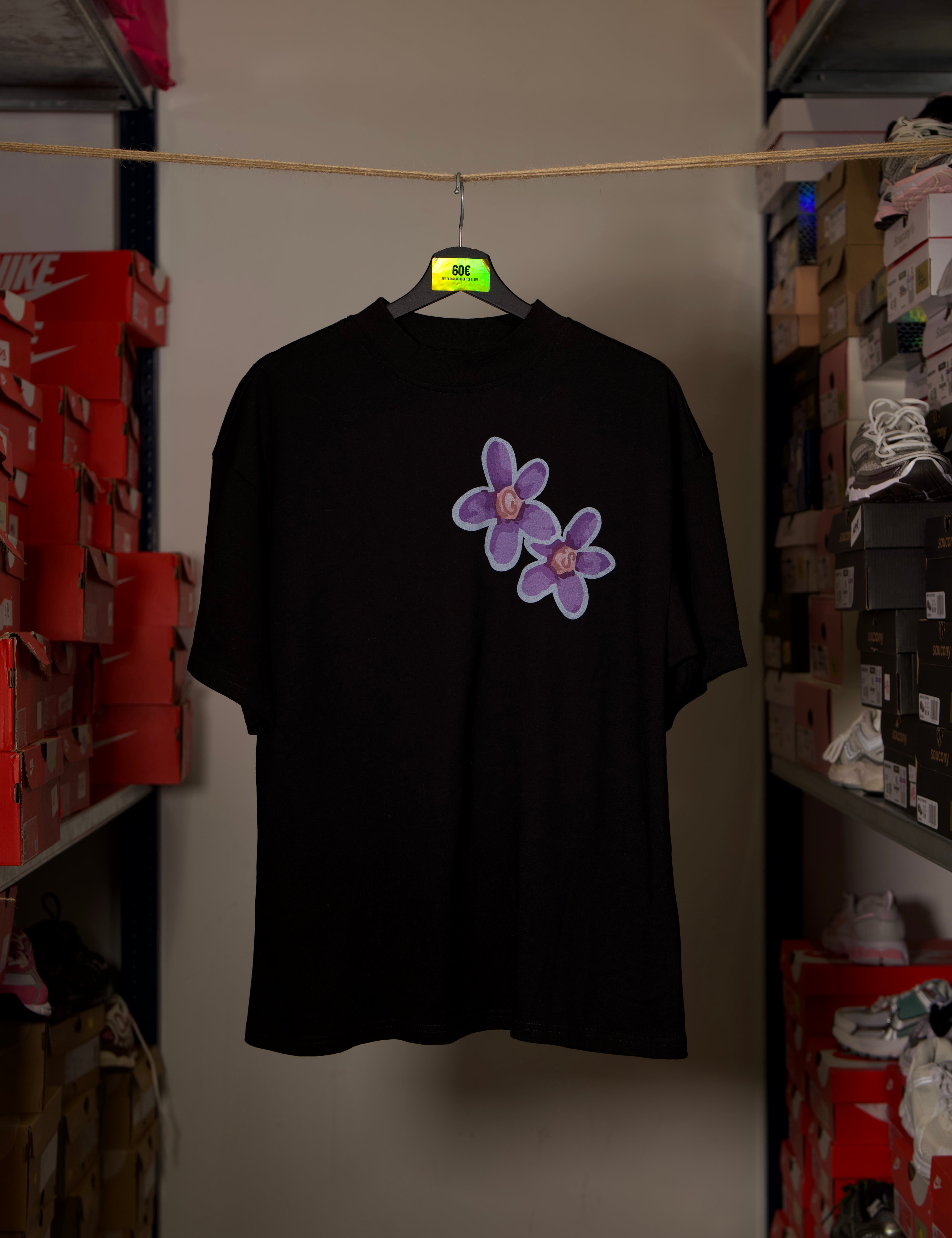 T-shirt Global Sneakers Concrete Bloom en coton premium 230 g fabriqué au Portugal, avec illustration florale signature sur la poitrine et dans le dos, disponible en Noir, Blanc, Lila et Verdeau.