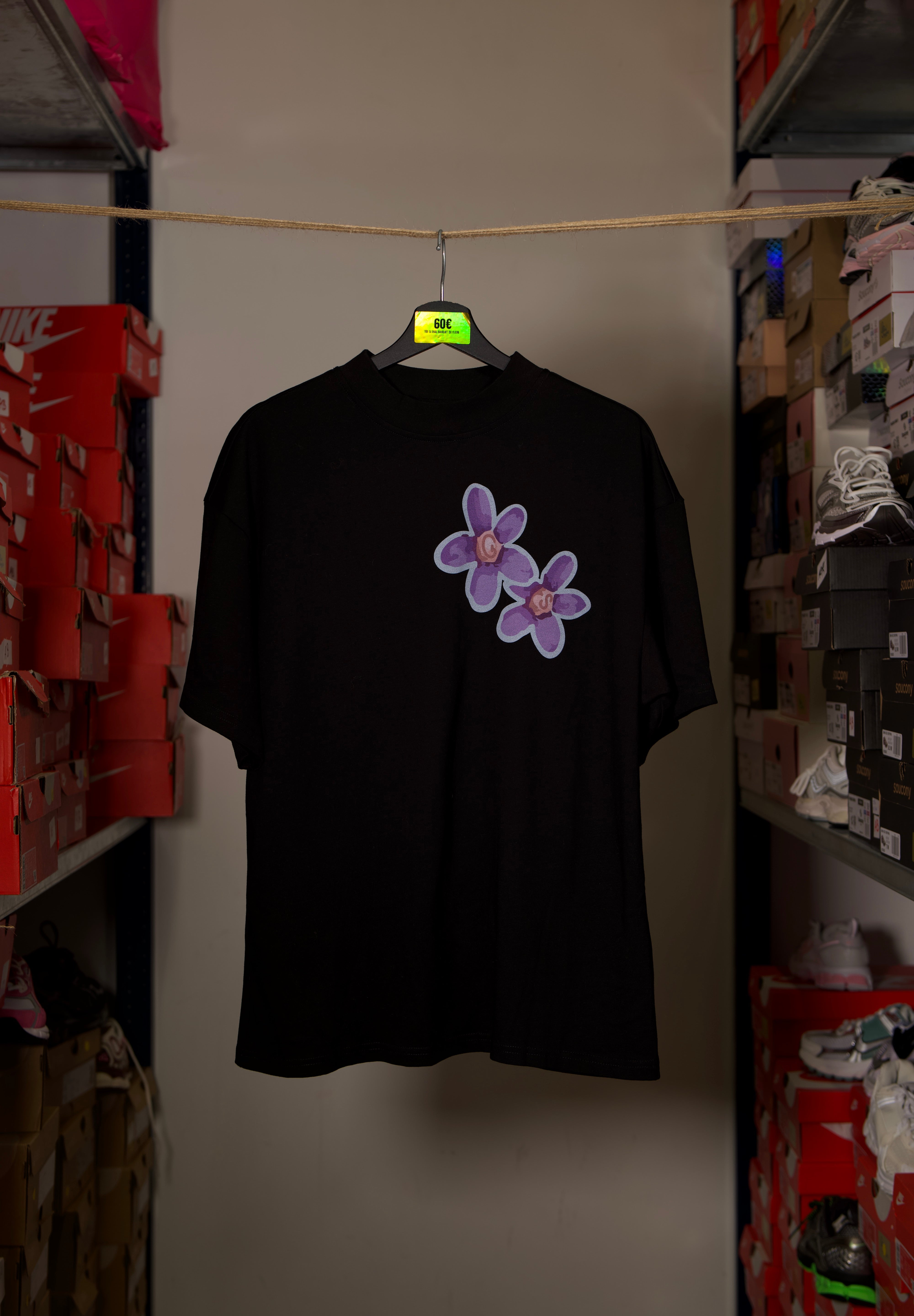 T-shirt Global Sneakers Concrete Bloom en coton premium 230 g fabriqué au Portugal, avec illustration florale signature sur la poitrine et dans le dos, disponible en Noir, Blanc, Lila et Verdeau.