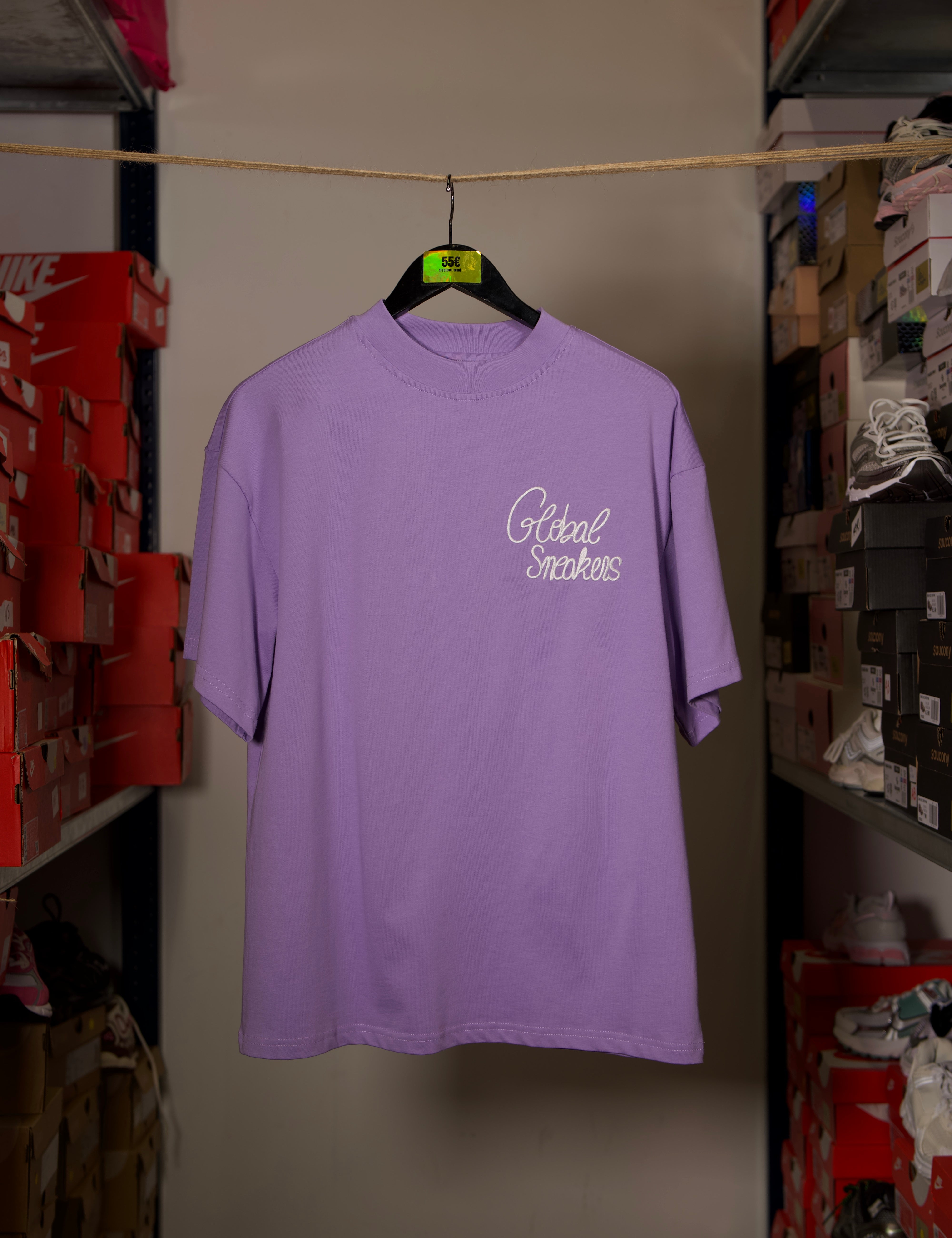 T-shirt Global Sneakers Unity Bloom en coton premium 230 g fabriqué au Portugal, avec logo brodé sur la poitrine et fleur GS en Puff Print au dos, disponible en Blanc, Rose, Vert et Lila.