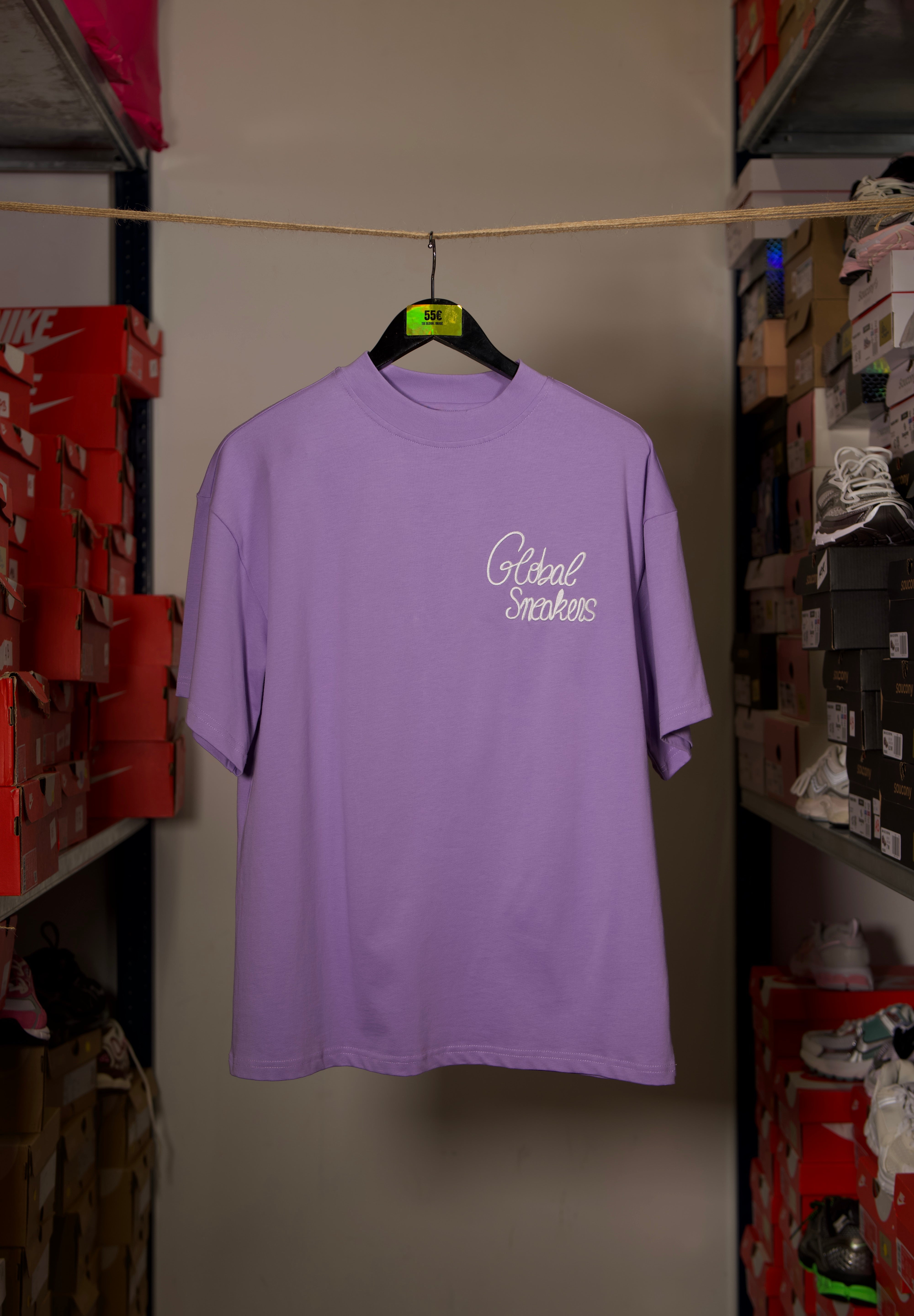 T-shirt Global Sneakers Unity Bloom en coton premium 230 g fabriqué au Portugal, avec logo brodé sur la poitrine et fleur GS en Puff Print au dos, disponible en Blanc, Rose, Vert et Lila.