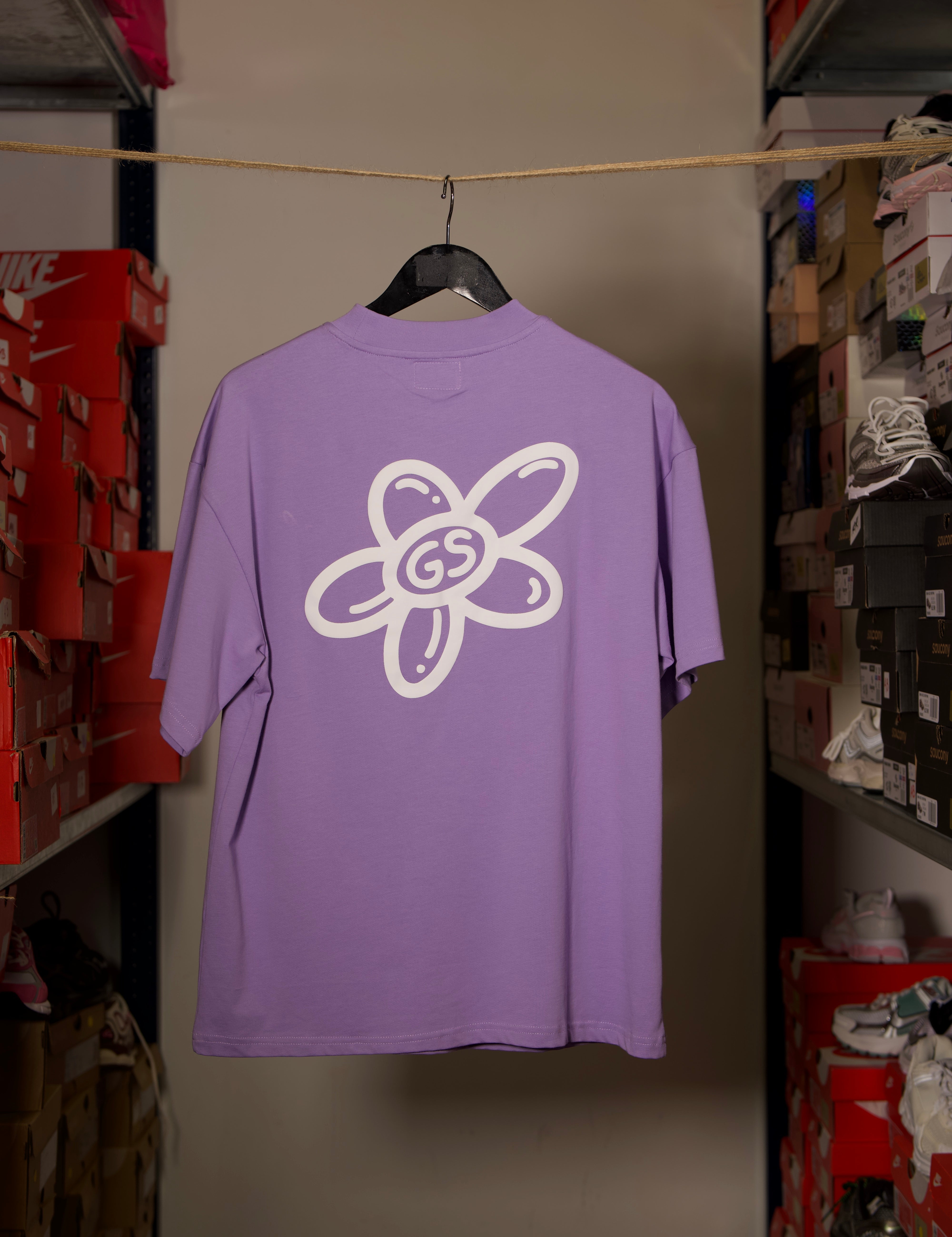T-shirt Global Sneakers Unity Bloom en coton premium 230 g fabriqué au Portugal, avec logo brodé sur la poitrine et fleur GS en Puff Print au dos, disponible en Blanc, Rose, Vert et Lila.