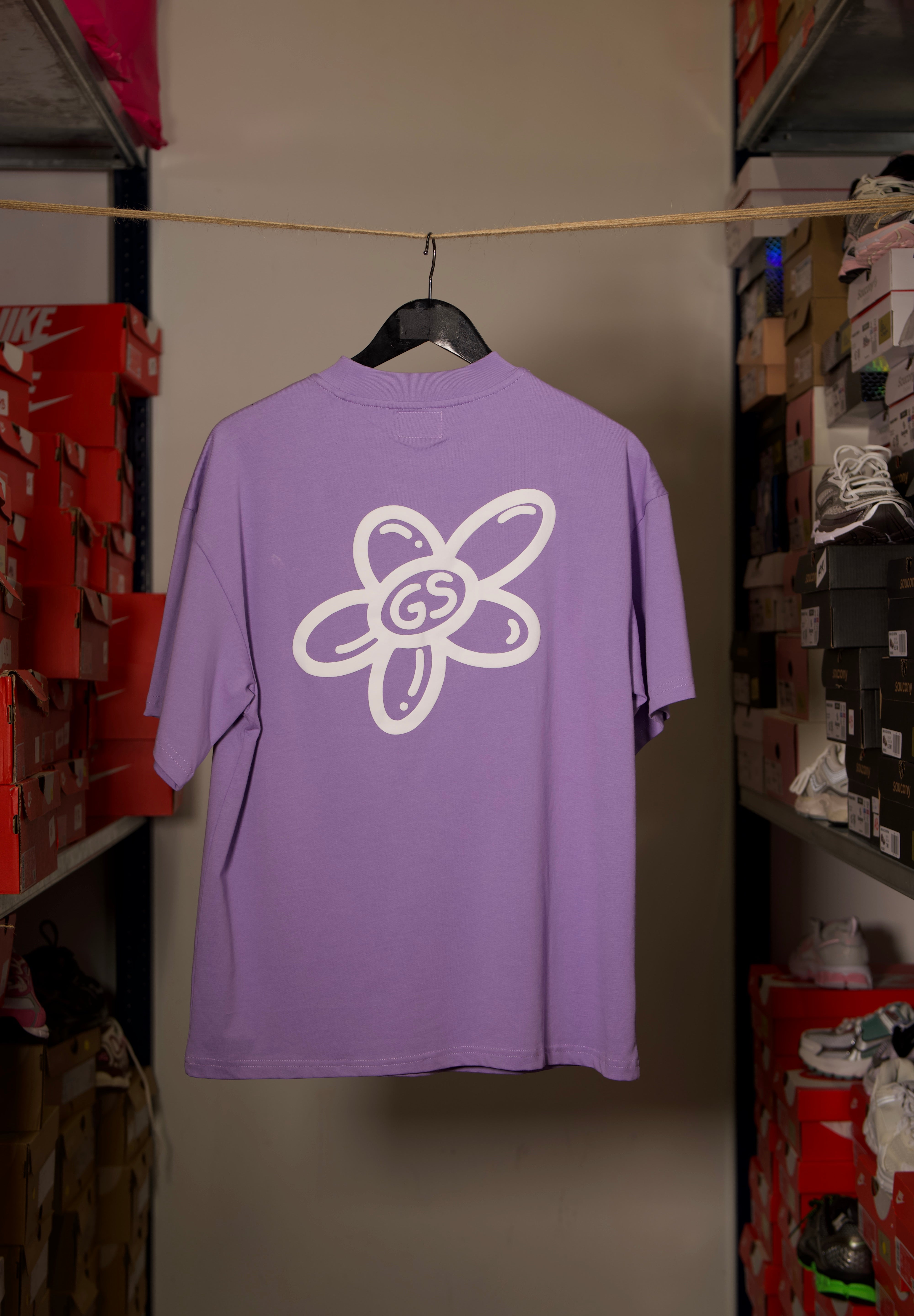 T-shirt Global Sneakers Unity Bloom en coton premium 230 g fabriqué au Portugal, avec logo brodé sur la poitrine et fleur GS en Puff Print au dos, disponible en Blanc, Rose, Vert et Lila.