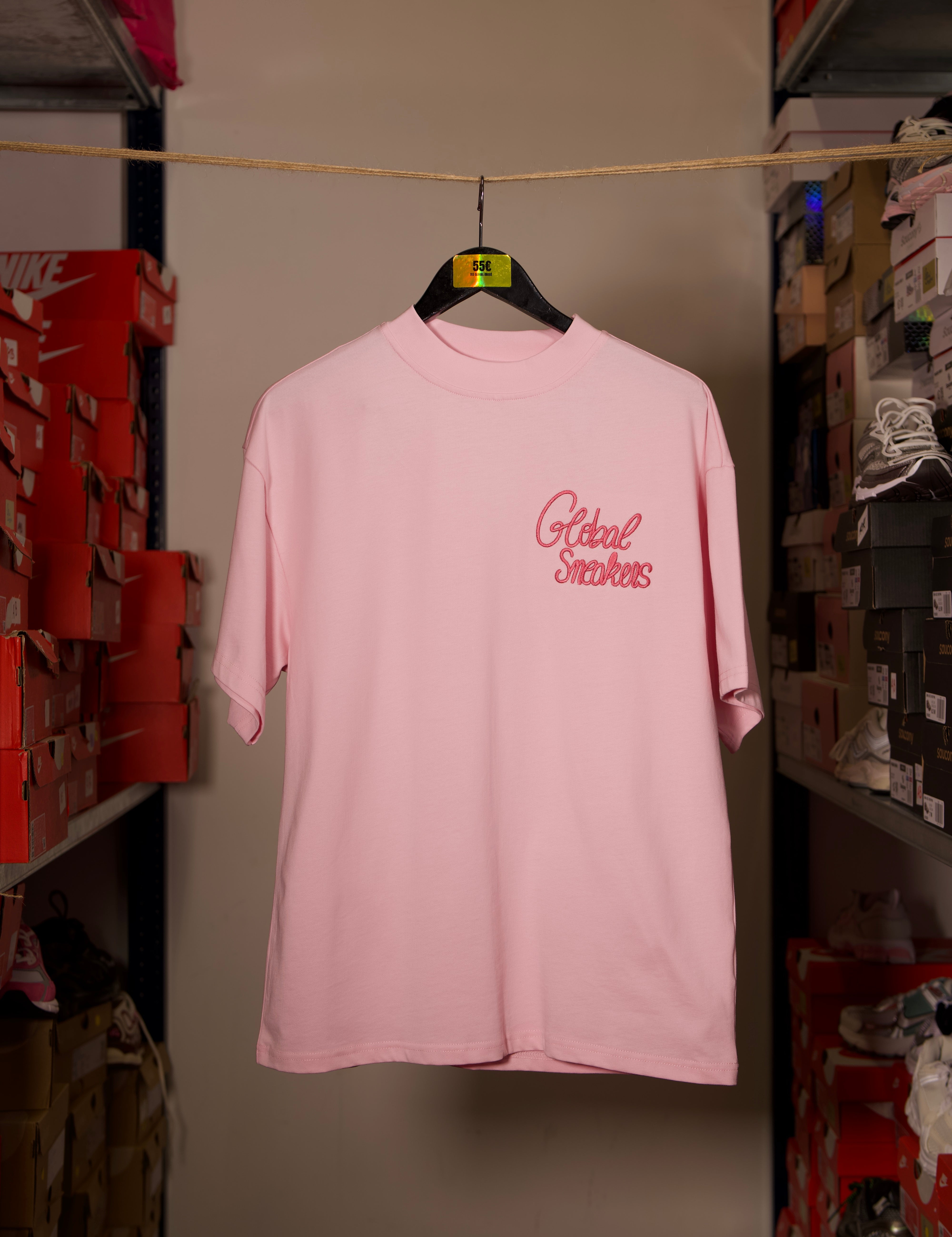 T-shirt Global Sneakers Unity Bloom en coton premium 230 g fabriqué au Portugal, avec logo brodé sur la poitrine et fleur GS en Puff Print au dos, disponible en Blanc, Rose, Vert et Lila.