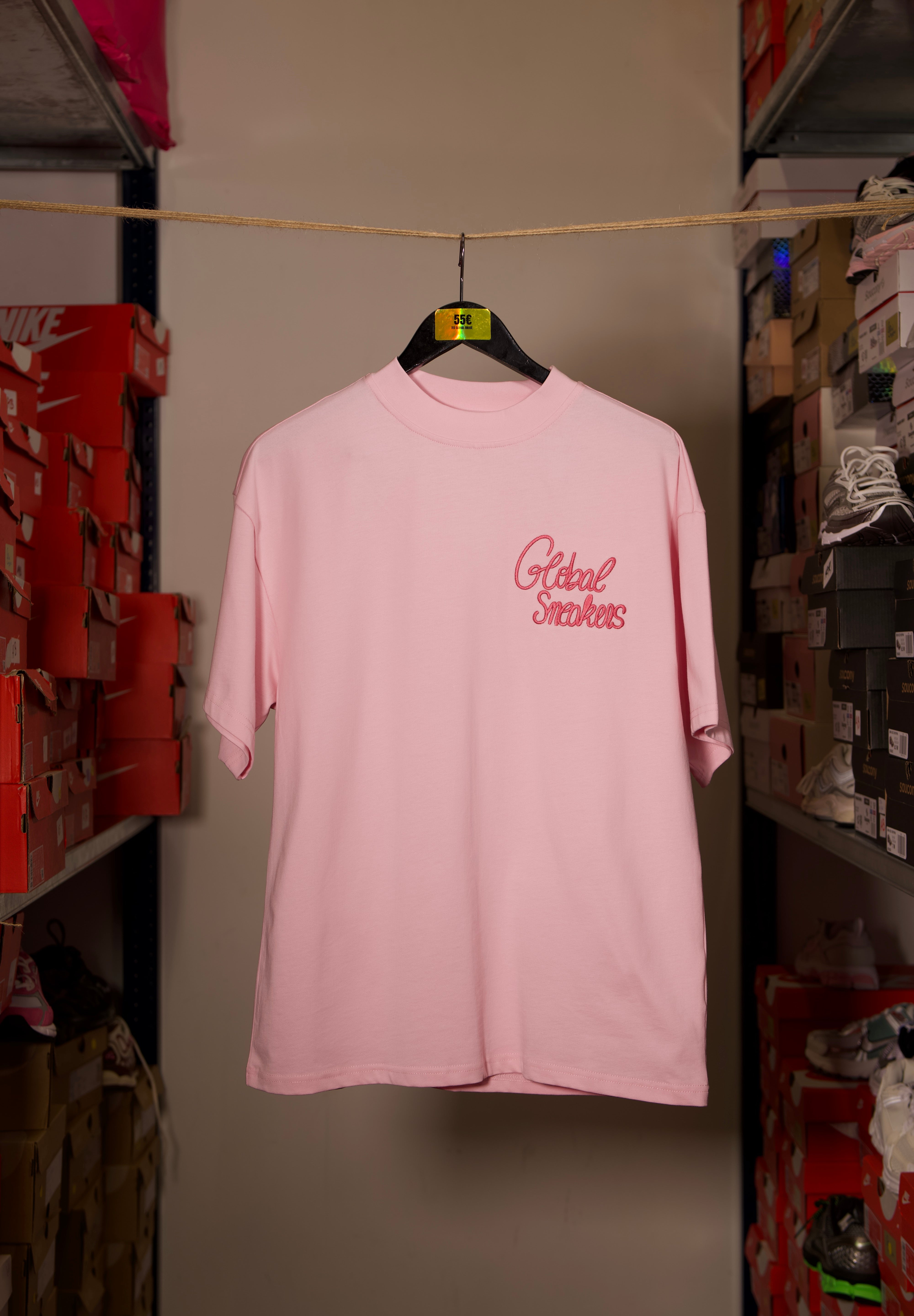 T-shirt Global Sneakers Unity Bloom en coton premium 230 g fabriqué au Portugal, avec logo brodé sur la poitrine et fleur GS en Puff Print au dos, disponible en Blanc, Rose, Vert et Lila.
