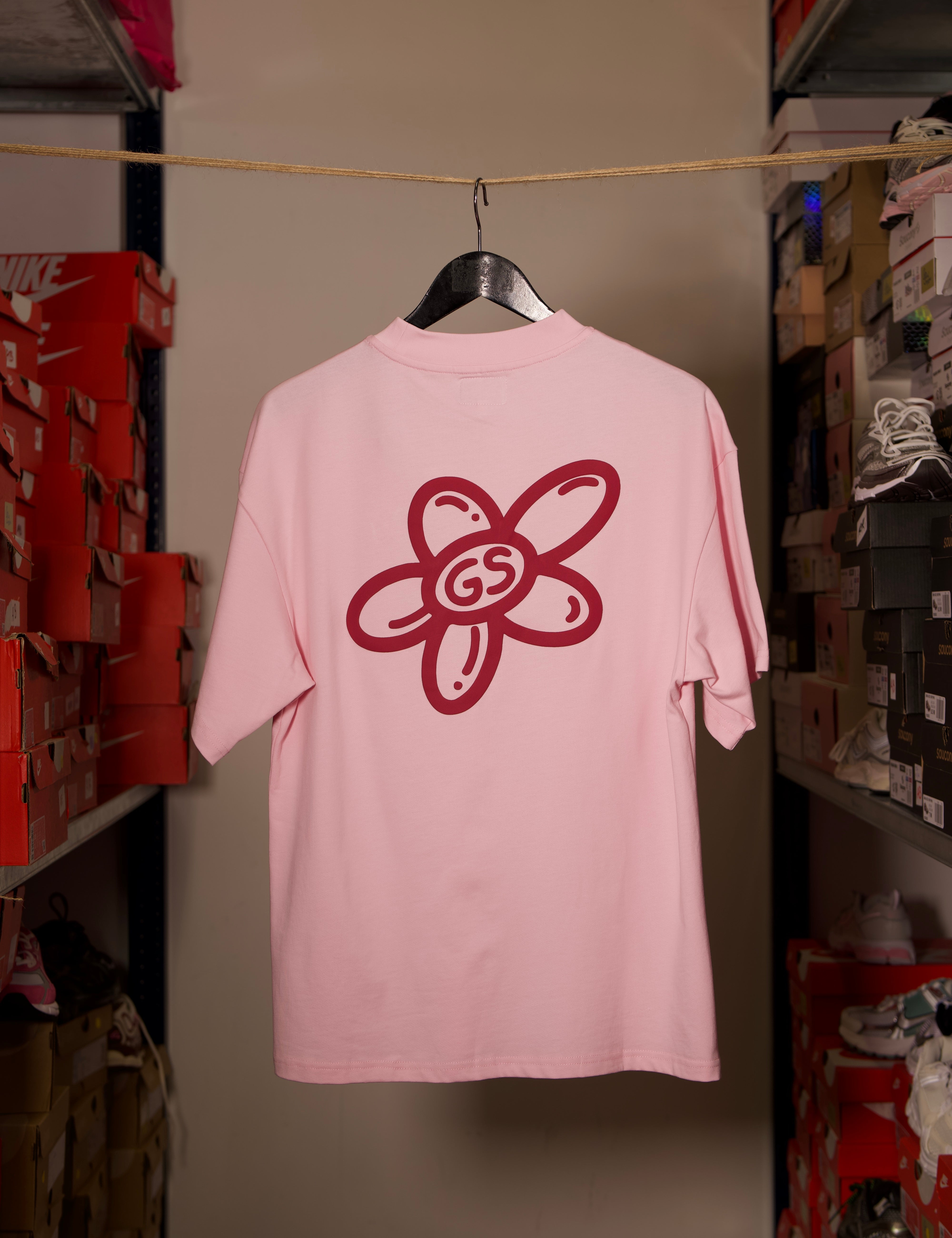T-shirt Global Sneakers Unity Bloom en coton premium 230 g fabriqué au Portugal, avec logo brodé sur la poitrine et fleur GS en Puff Print au dos, disponible en Blanc, Rose, Vert et Lila.